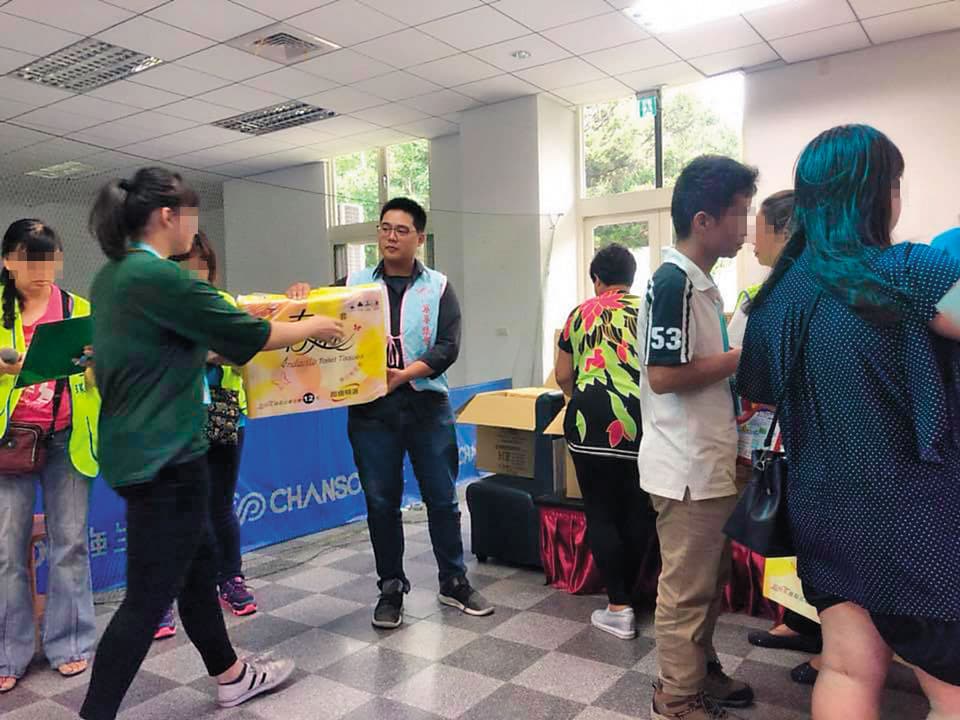 嫌犯為掩飾詐欺行為,只拿出少部分的錢去做善事,並拍照PO網製造公益假象。(翻攝畫面)