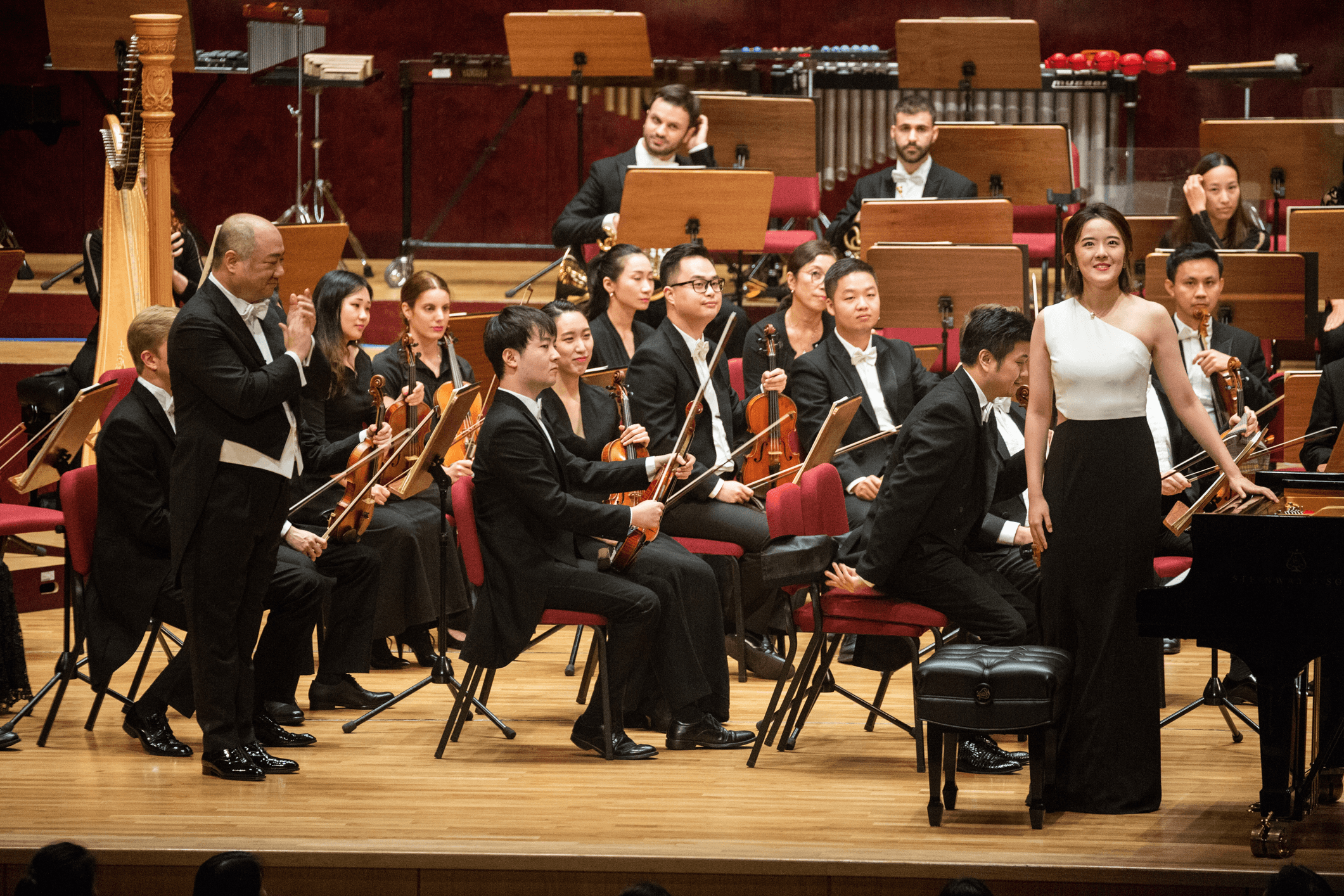 鋼琴家萬捷旎(右)和蘇州交響樂團合作演出拉威爾《G大調鋼琴協奏曲》。