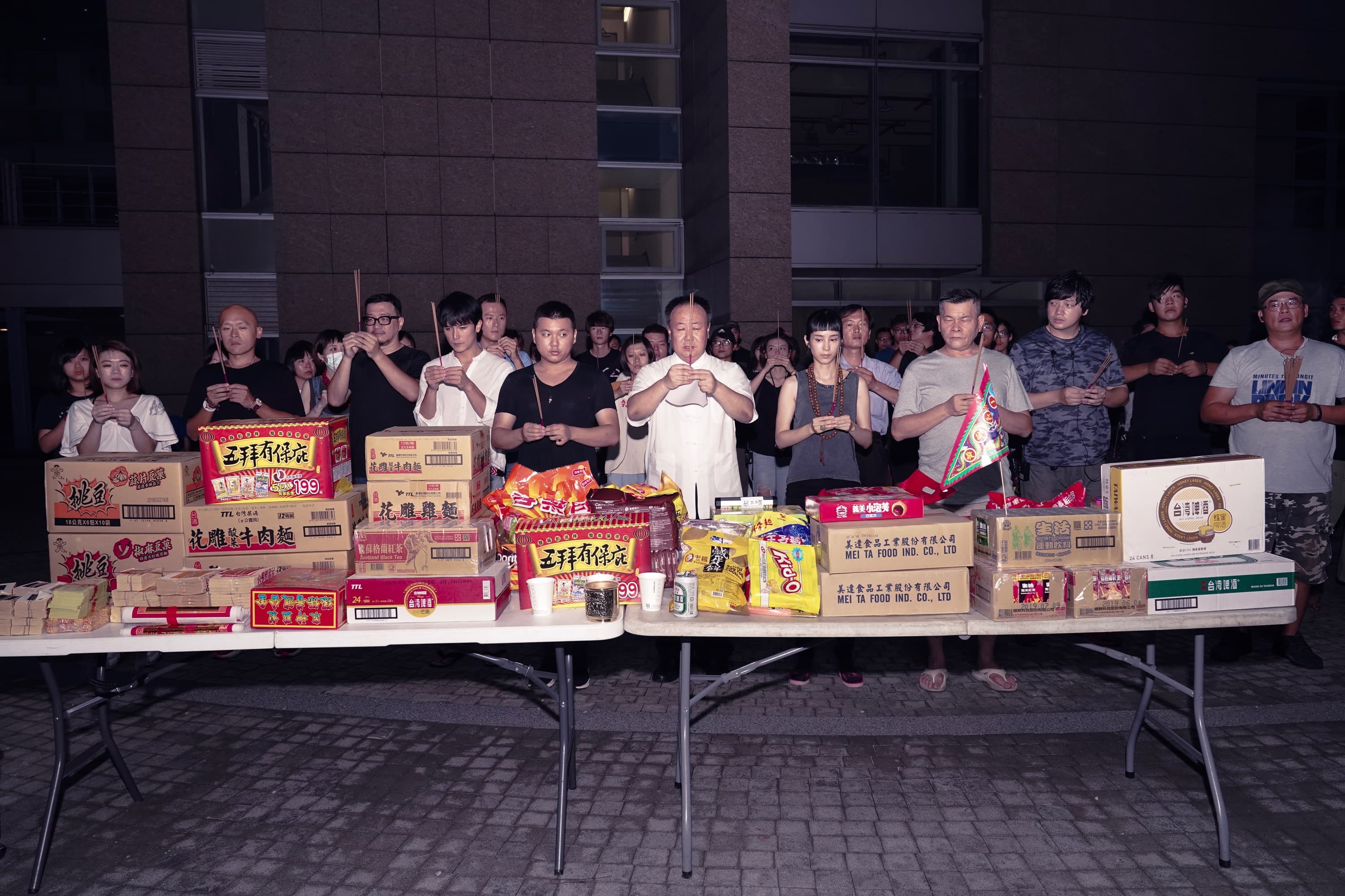 《第九分局》題材靈異,鬼門開特別慎重準備祭拜儀式。(華文創提供)