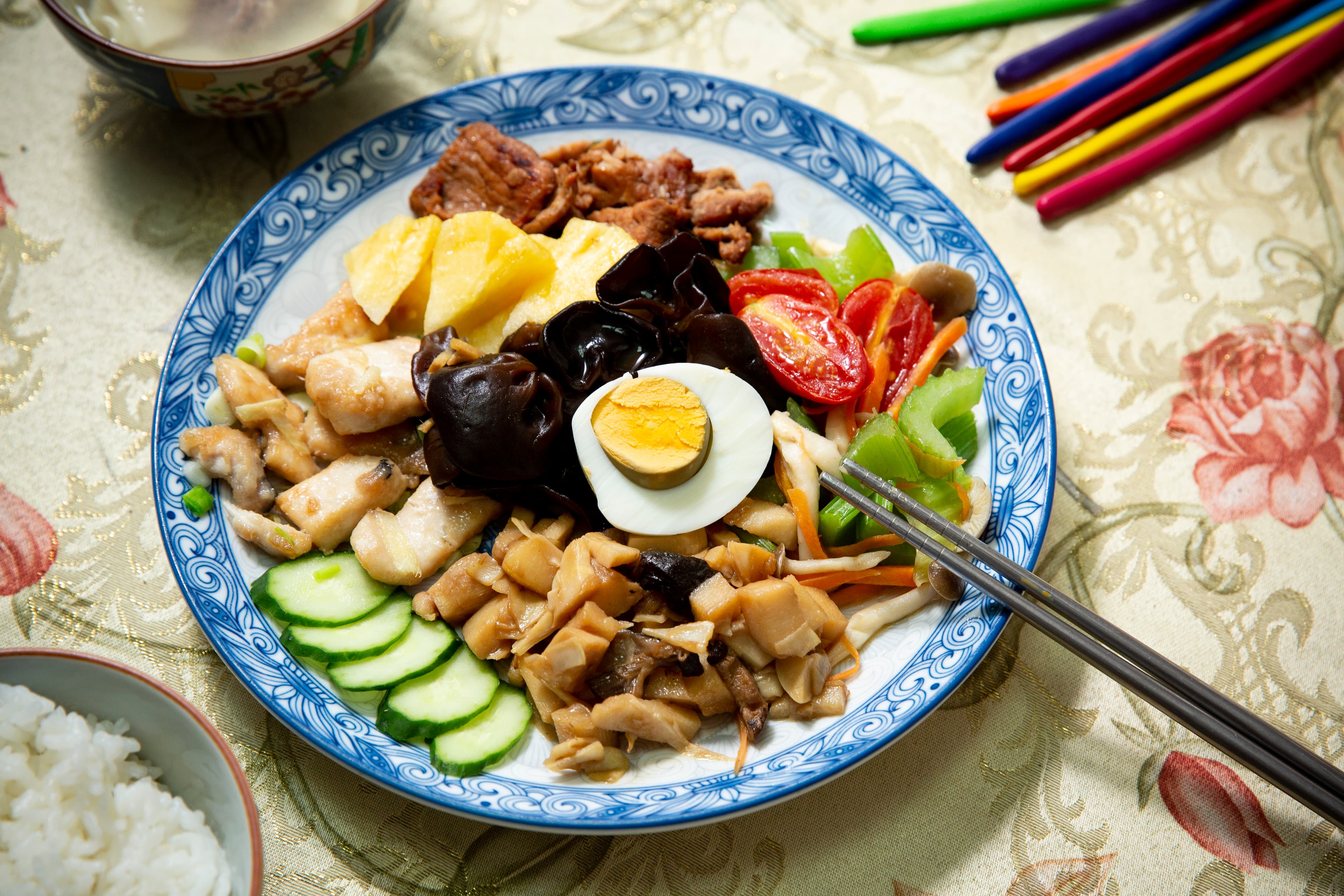 宋俊霖的午餐是媽媽準備的，媽媽是小學美術老師退休，作菜如作畫。
