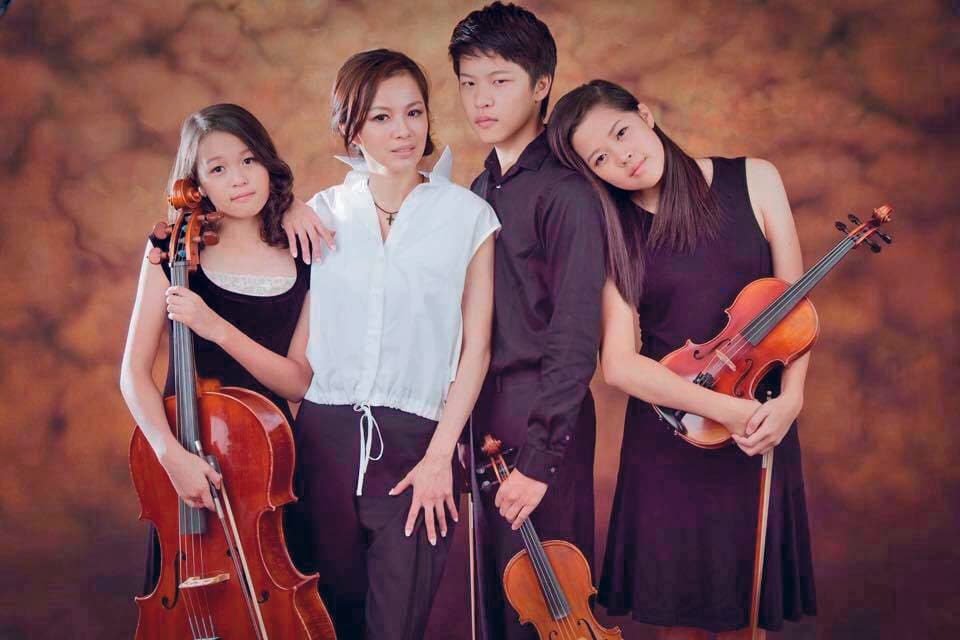 陳施羽與洪榮宏所生的一子二女,3人都具有音樂天分,洪亮(右二)還寫歌賣歌,試圖賺學費。(翻攝自洪榮宏兒子臉書)