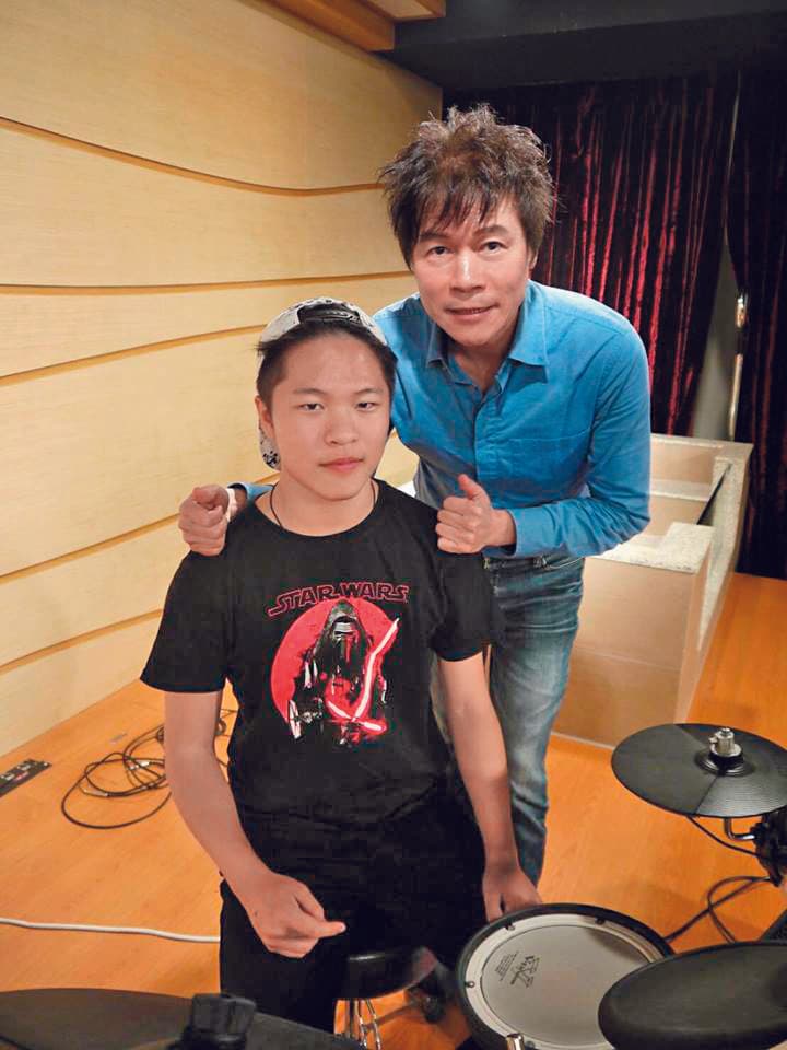 洪榮宏大兒子洪亮(左),遺傳了老爸的音樂基因,申請到美國波士頓伯克利音樂學院。(翻攝自洪榮宏臉書)