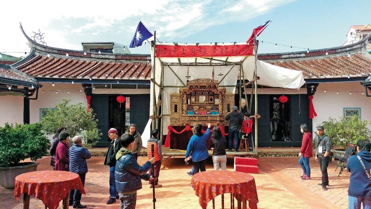 劇組於霧峰林家花園取景,劇中搭台演出《三國演義》布袋戲。(公視提供)