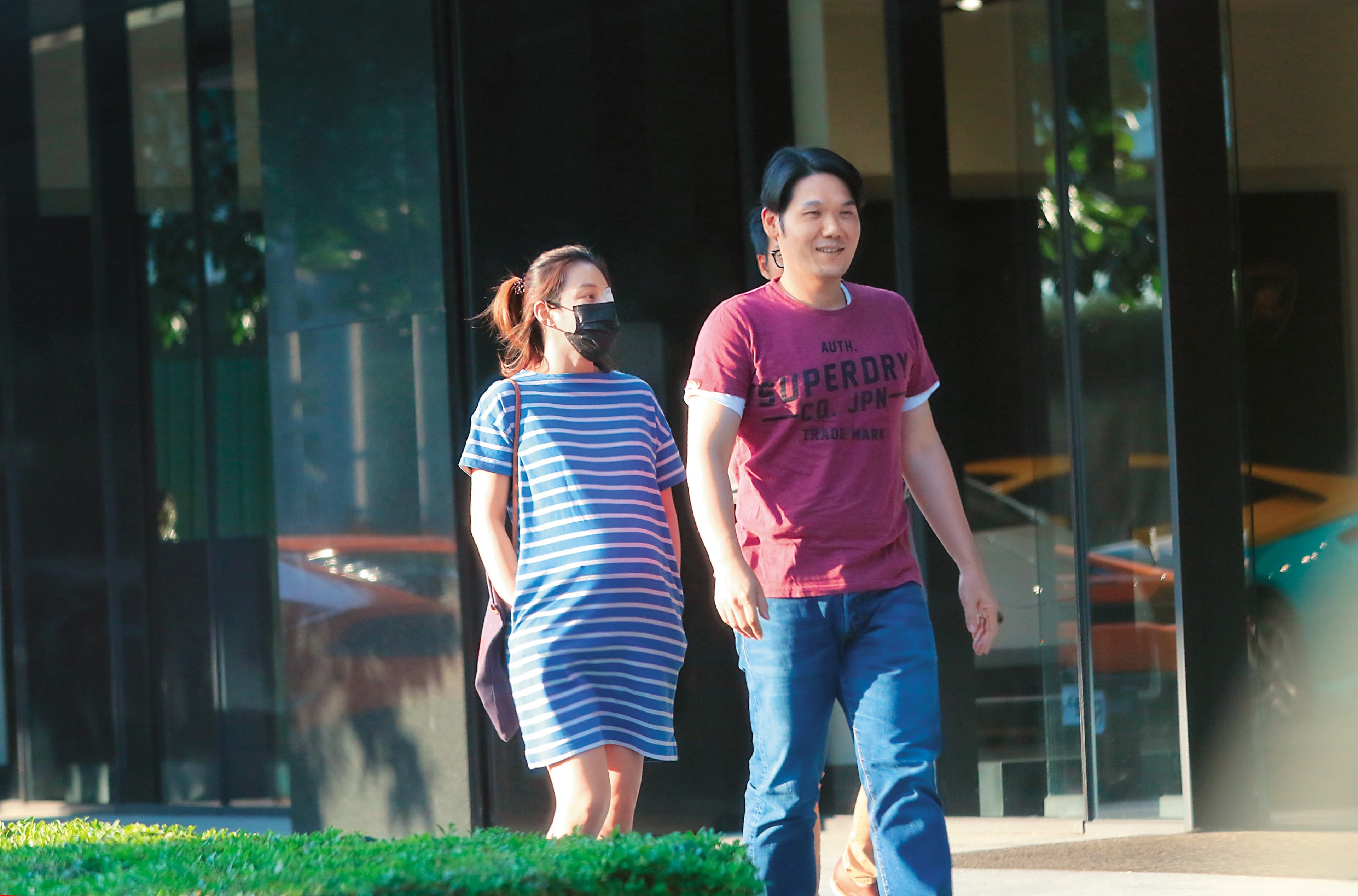 薛博仁（右）試完超跑心情不錯，和陳怡蓉一邊在展示間外聊天，似乎在討論剛才的試乘心得。