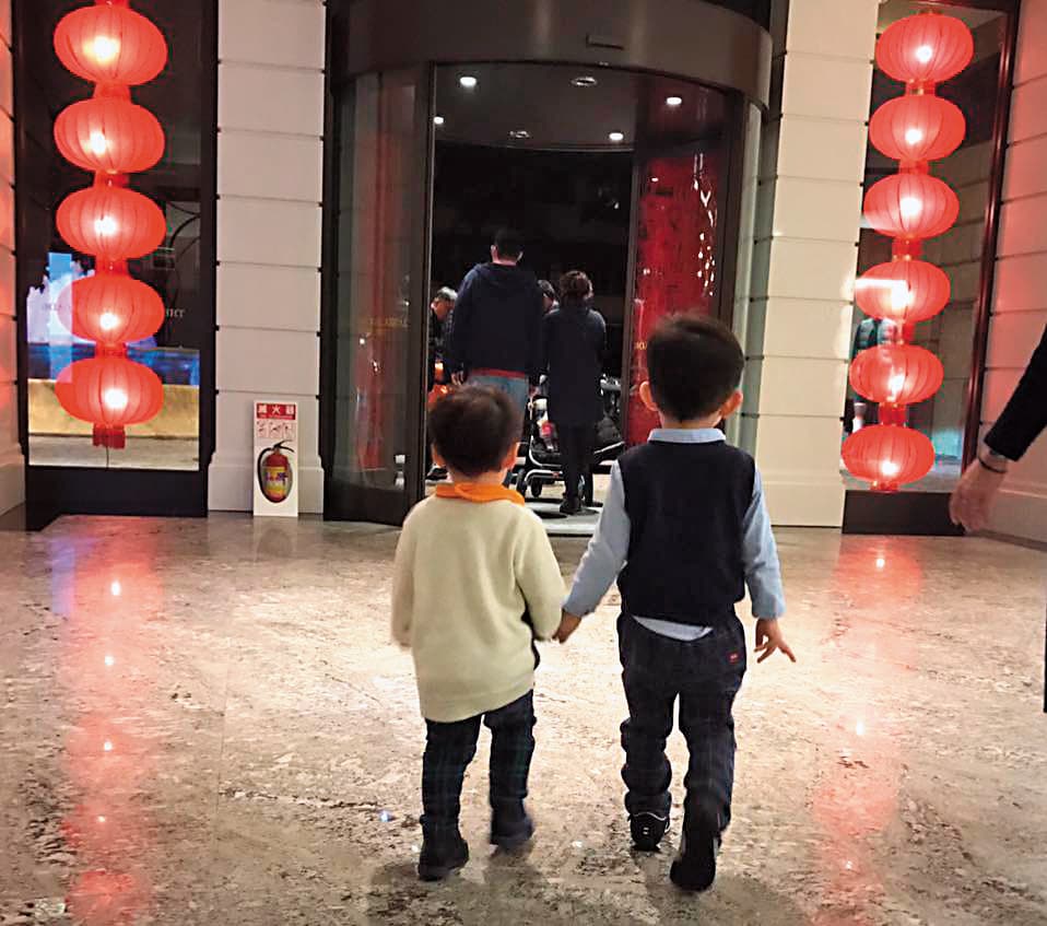 疼孫的王文洋買玩具都會買個2份,一份給家裡王思涵的「外孫」,一份則寄日本給「內孫」。