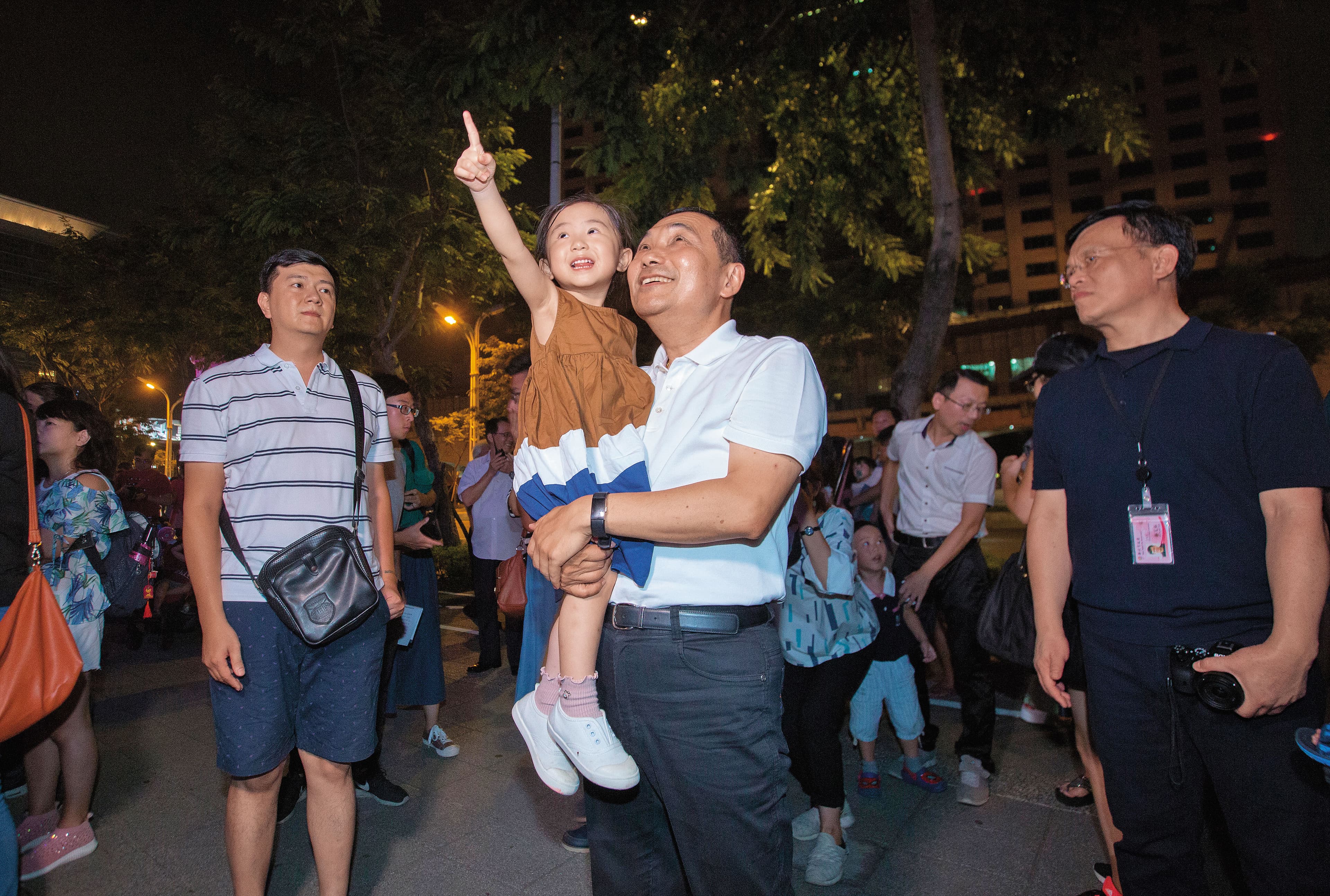 侯友宜上週六參加新北市兒童藝術節，喜愛小孩的他忍不住抱起小女孩，他更說當選後最想解決年輕夫婦托育和托老壓力。