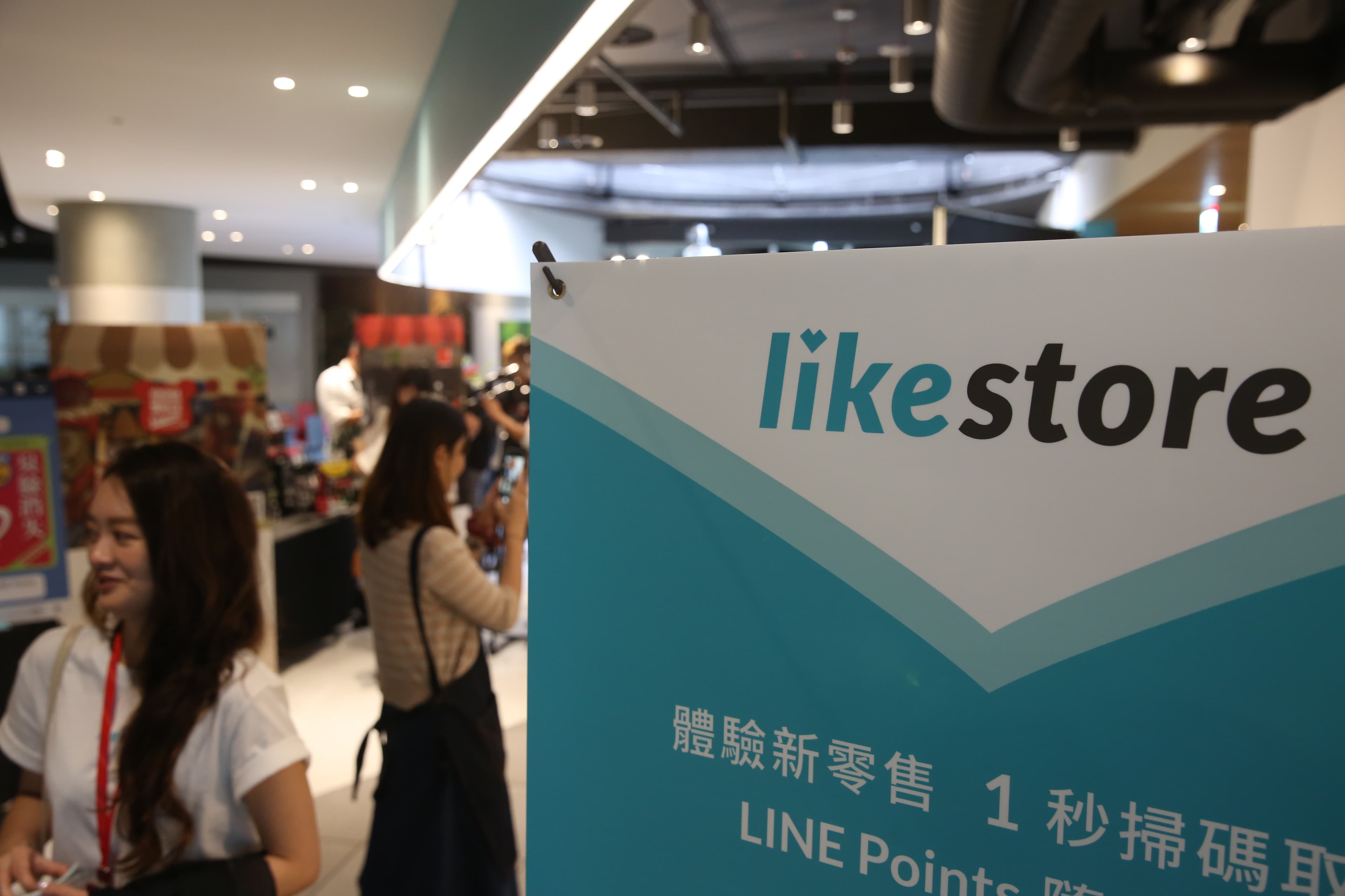 likestore打出一年服務費3600元，每筆訂單收取2%交易服務費，並提供30天免費試用。