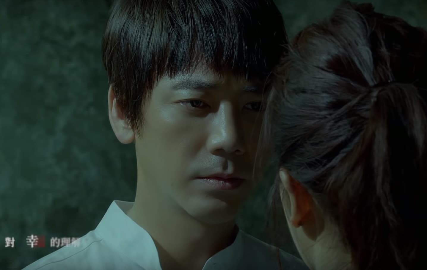 由黃中平操刀的《一眼一生》MV中，信與庭妮互飆演技。