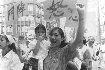 《朱教授老闆的暑假作業》以板橋嘉隆成衣廠女工抗議事件為主軸。(羅興階提供)