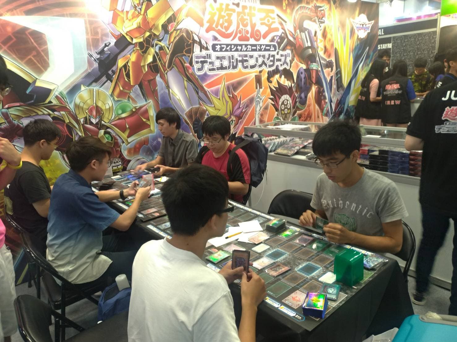 桌遊區可看到不少人在玩「遊戲王」等卡牌遊戲。