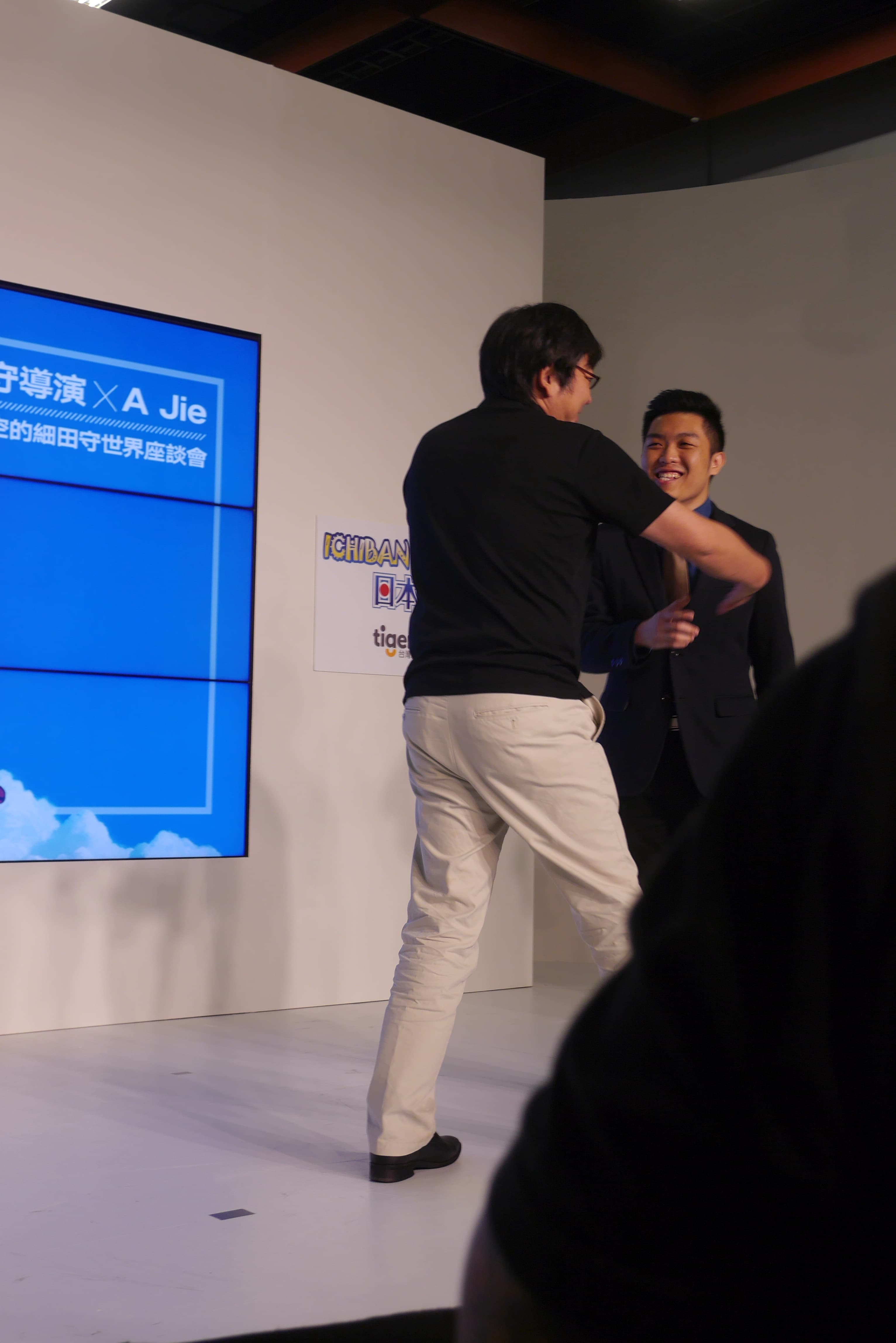 細田守導演非常親切，座談會最後主動與 A Jie 和主持人握手致意。