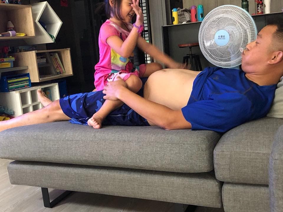 徐小可再次出賣阿Ben的肚子。(取自白吉勝&徐小可 Love 白宮這一家粉絲專頁)