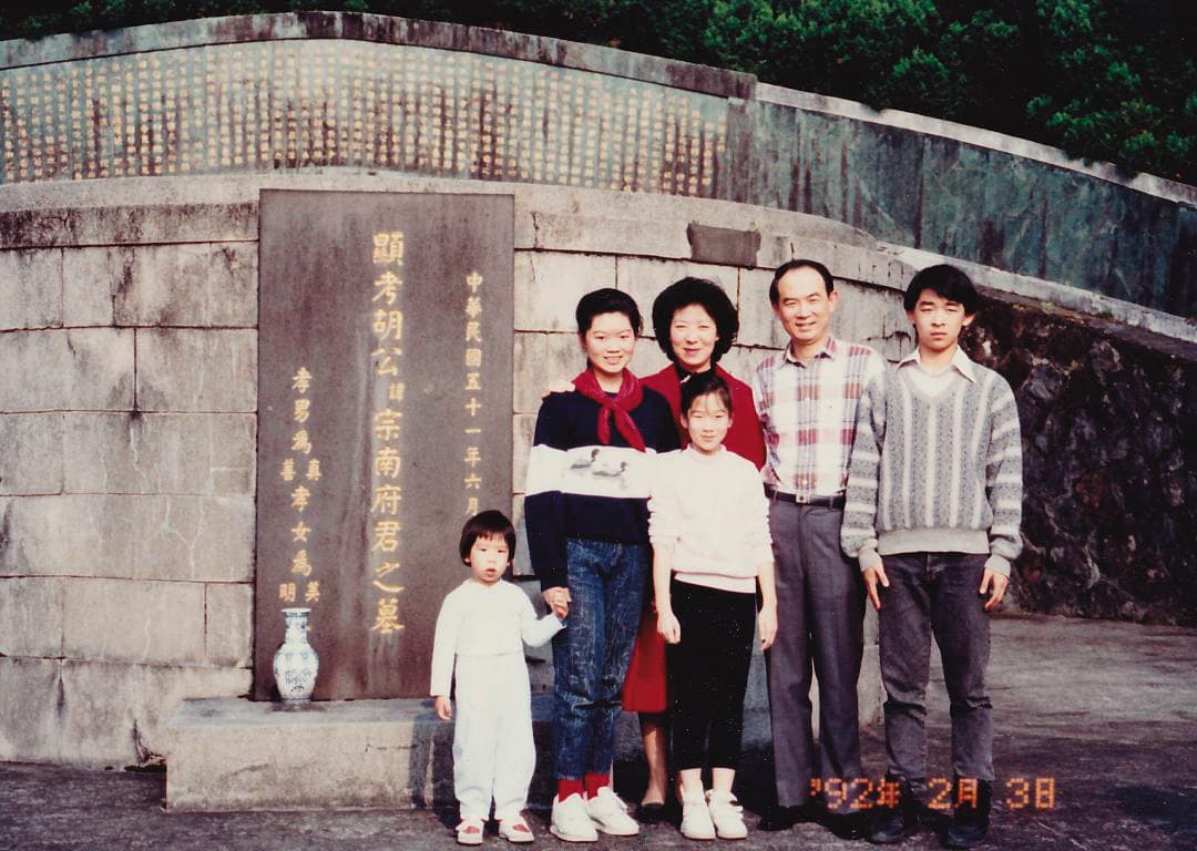 萊特姐弟的家世顯赫,父親是前國安會祕書長胡為真(右二)、祖父是抗日名將胡宗南,4個兄弟姐妹如今各自在不同城市生活,特別珍惜相處時光。(萊特姐弟提供)