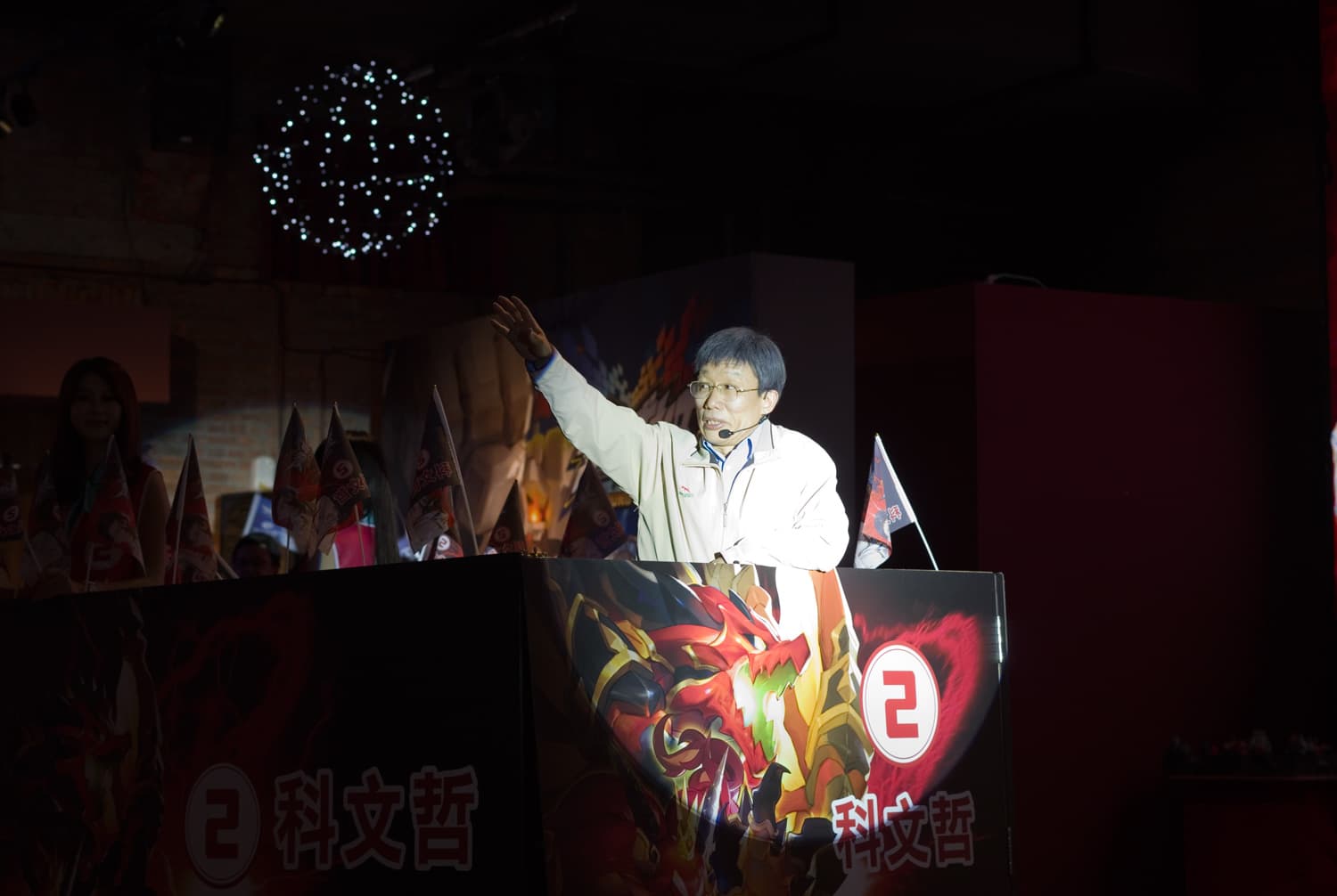 郭子乾扮演「科文哲」,在競選車輛上揮手致意。