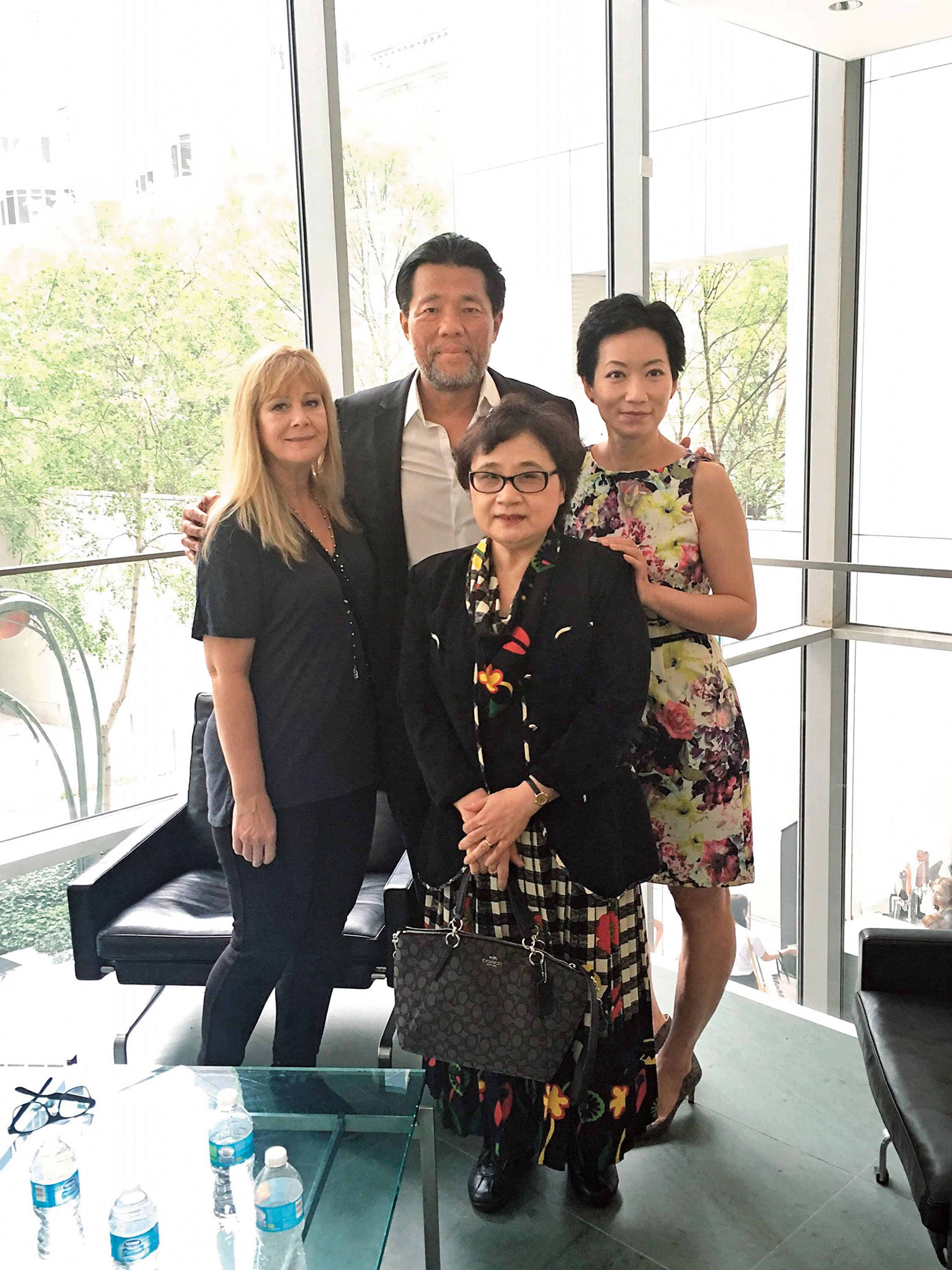 2016年,MoMA(紐約現代藝術博物館)替李屏賓(後中)舉辦為期半個月的攝影回顧展,妻子(左)也蒞臨祝賀。(中央社)