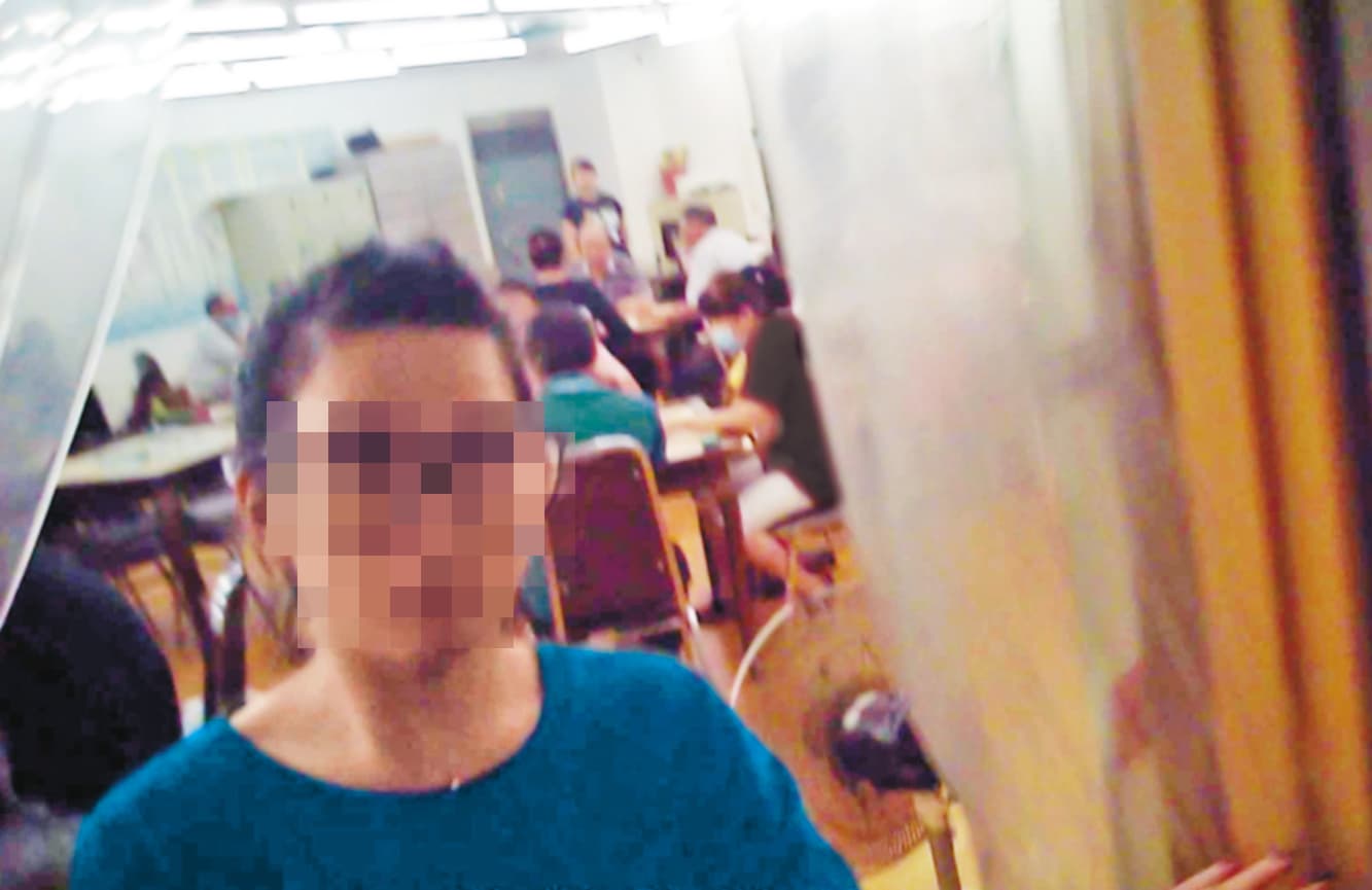 麻將協會及棋牌社門口有專人負責辨識生人和熟客。(警方提供)