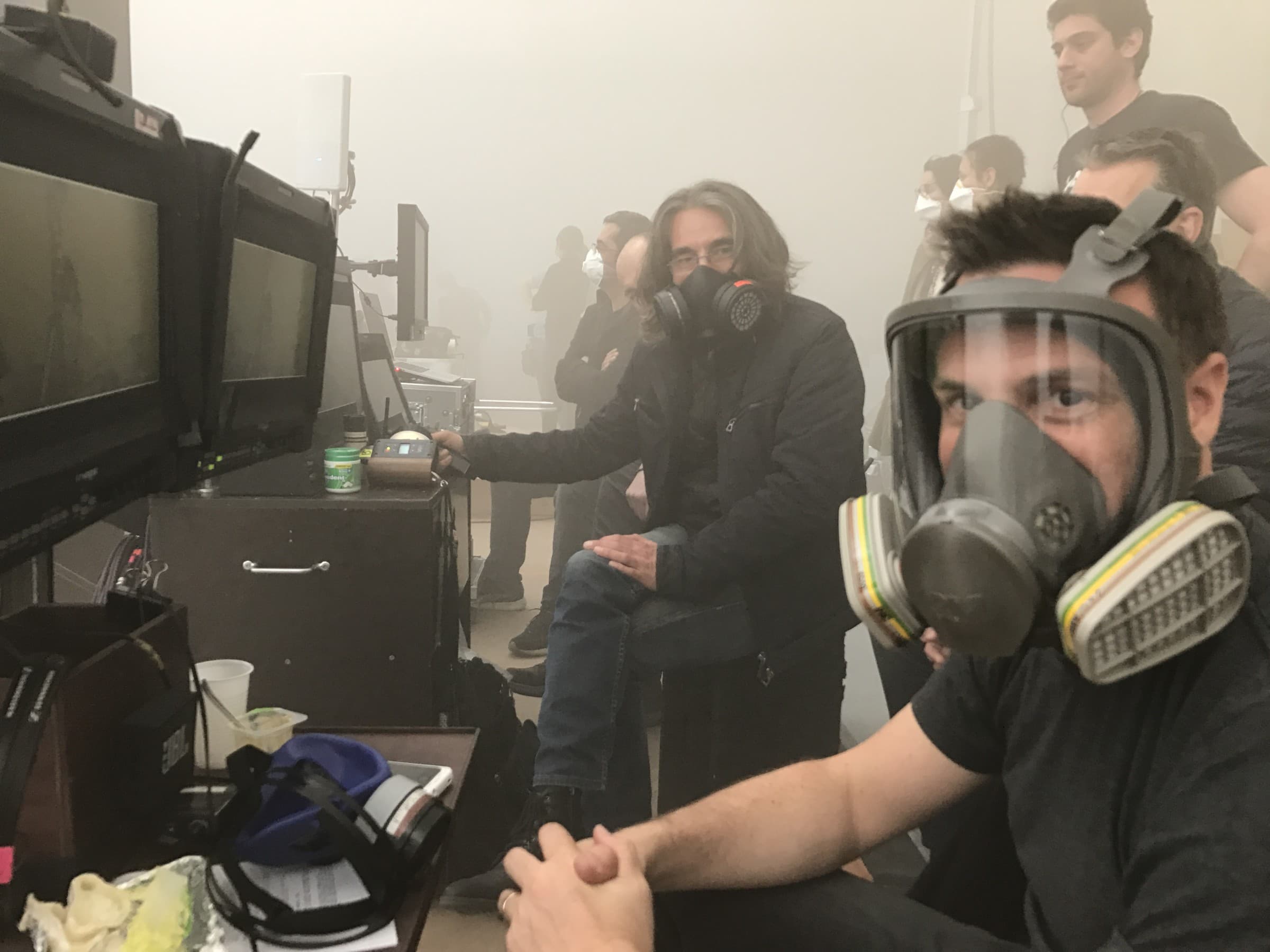 拍片現場用了真實特製煙霧製造霧霾效果，連劇組都戴著防毒面具工作。（甲上提供）