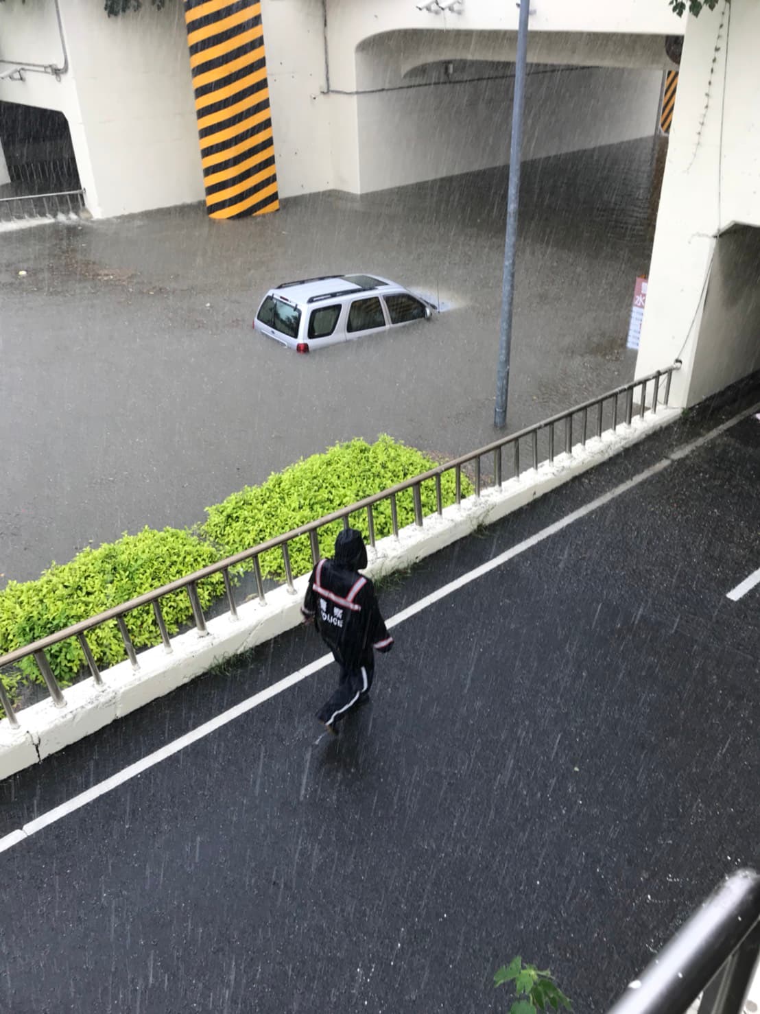台南地區也災情頻傳,休旅車誤闖地下道幾乎要滅頂的窘境。(翻攝爆料公社)