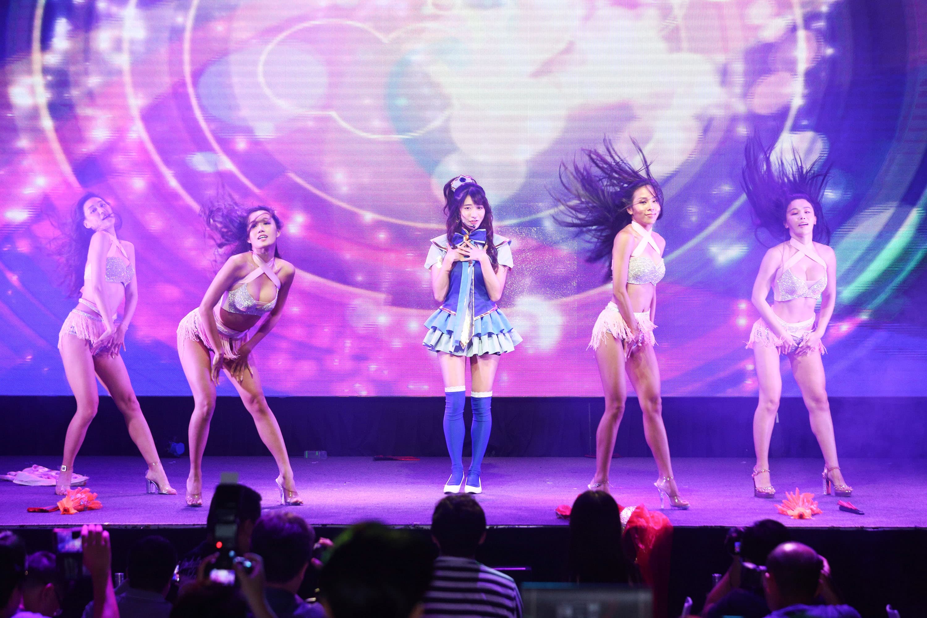 萌味十足企鵝妹和火辣Luxy Girl開場帶來TWICE〈TT〉表演。（ GAME FORCE提供）
