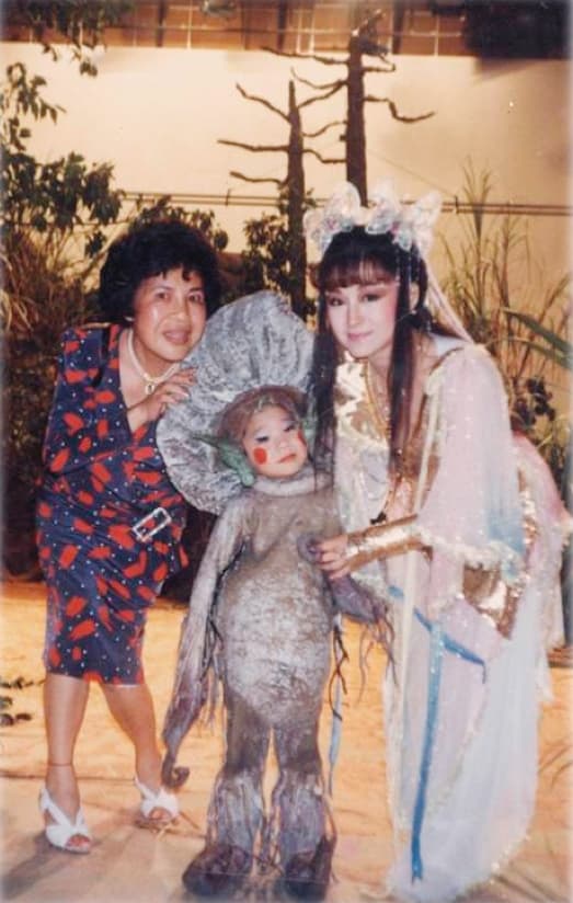 周遊(左起)、扮演「靈芝草人」的童星凱凱與潘迎紫一起合作電視劇《靈山神箭》,是6年級的共同話題。(周遊提供)