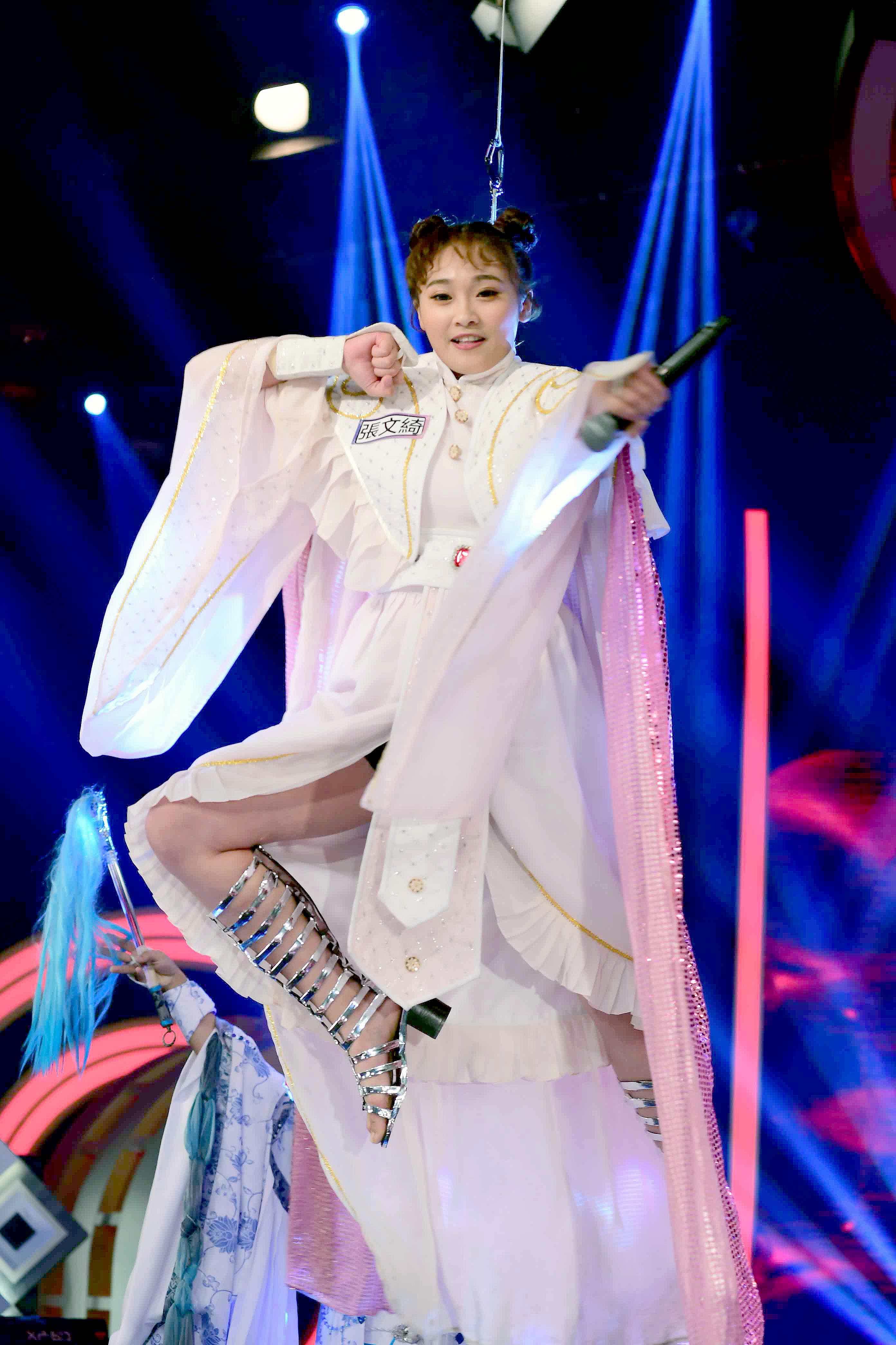 張文綺吊鋼絲唱〈非常女〉,令人驚呼連連。(華視提供)