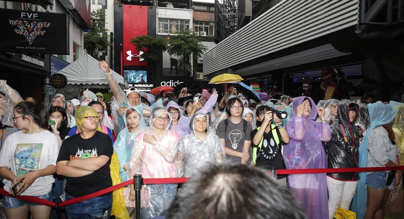 天公不做美,粉絲穿著雨衣熱情不減地跟著李國毅合唱,讓他很心疼。