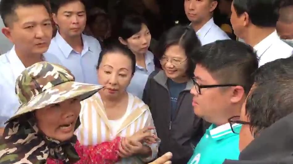嘉義勘災小插曲,民眾攔路向總統陳情,當場與里長發生口角。