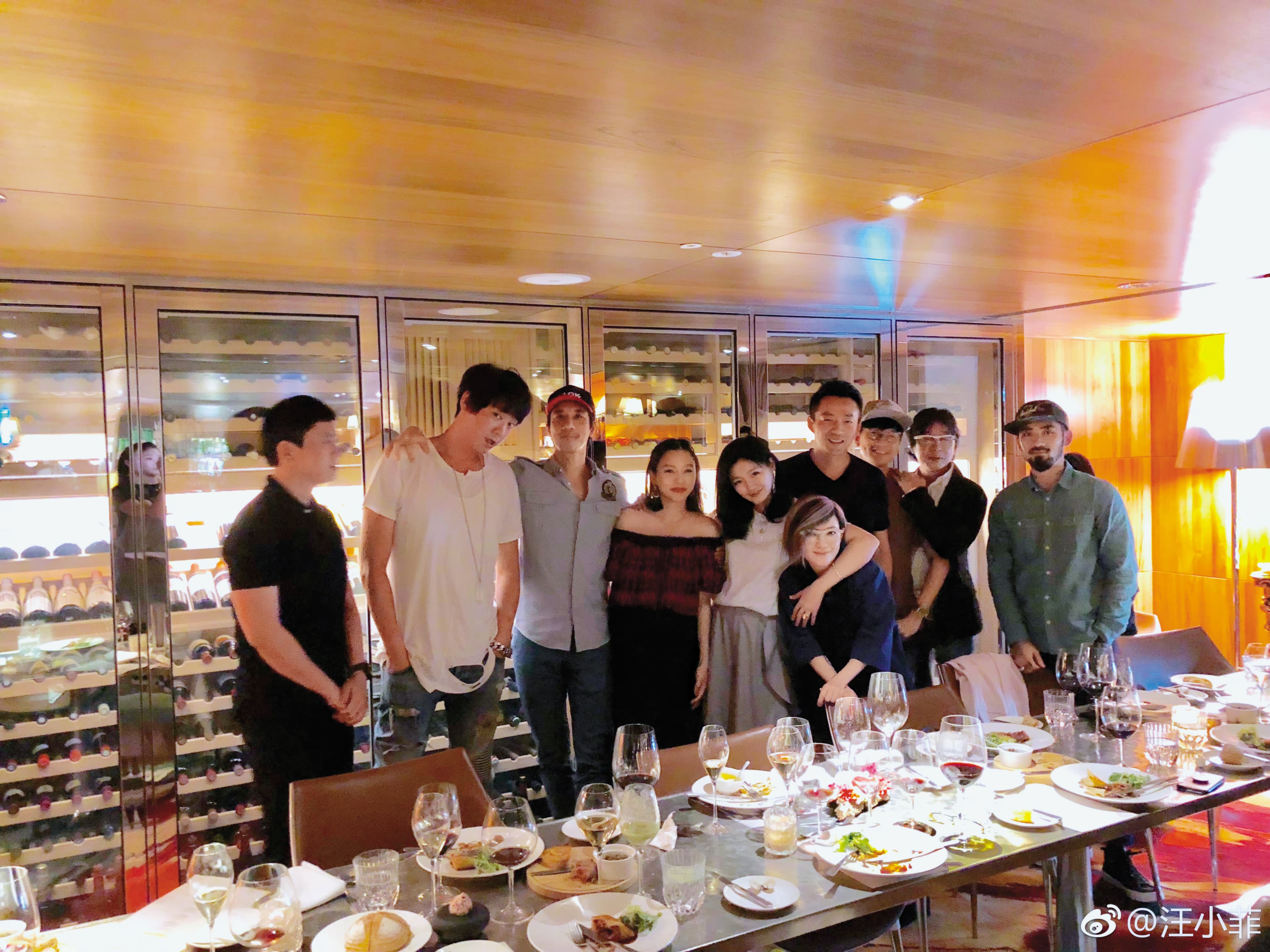 信(左起)、王力宏、李靚蕾、大S、范曉萱、汪小菲、林俊傑等藝人一同聚會,據悉這些好友們會分享好酒,信與林俊傑還為車友,會相約開超跑出門晃晃。(翻攝汪小菲微博)