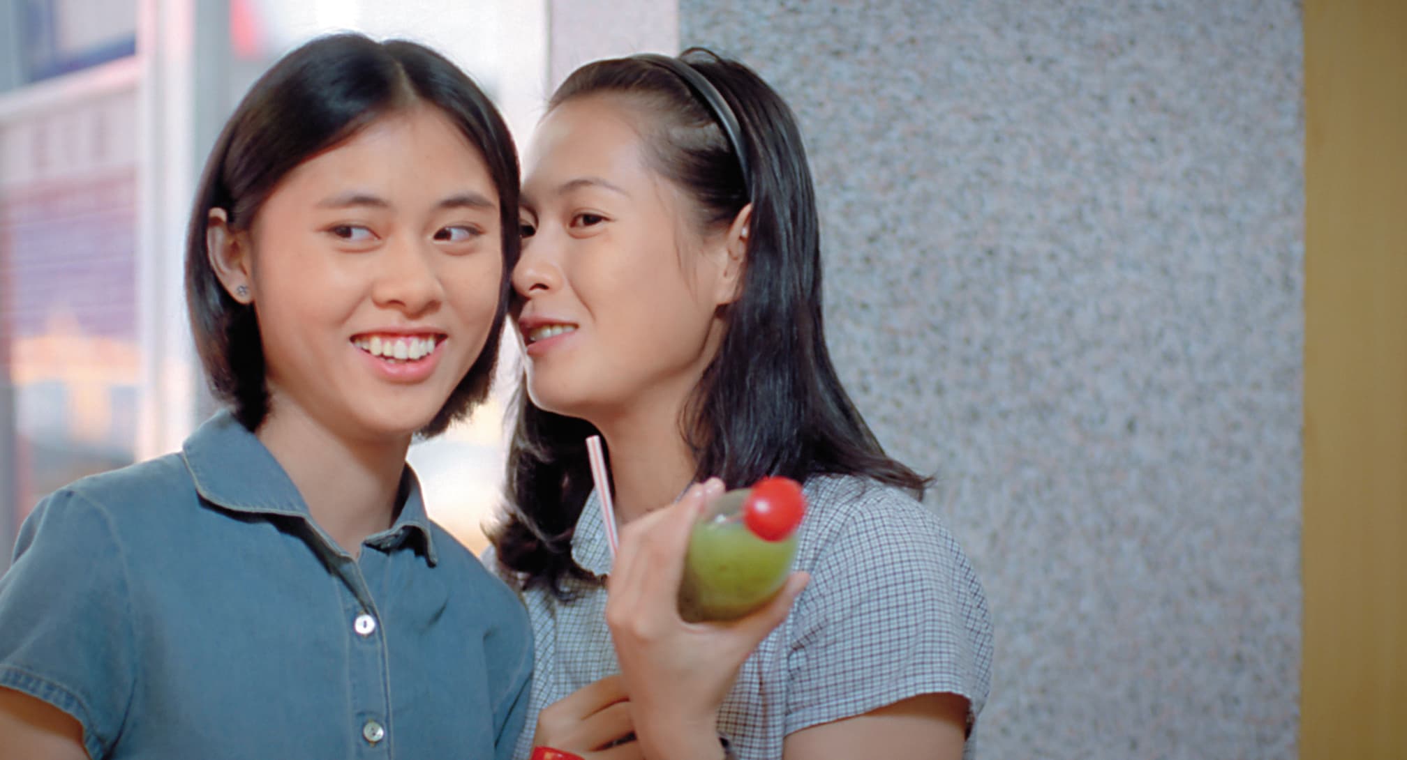 劉若英和曾靜在《美麗在唱歌》扮演一對同志伴侶,兩人也一起在東京影展中封后。