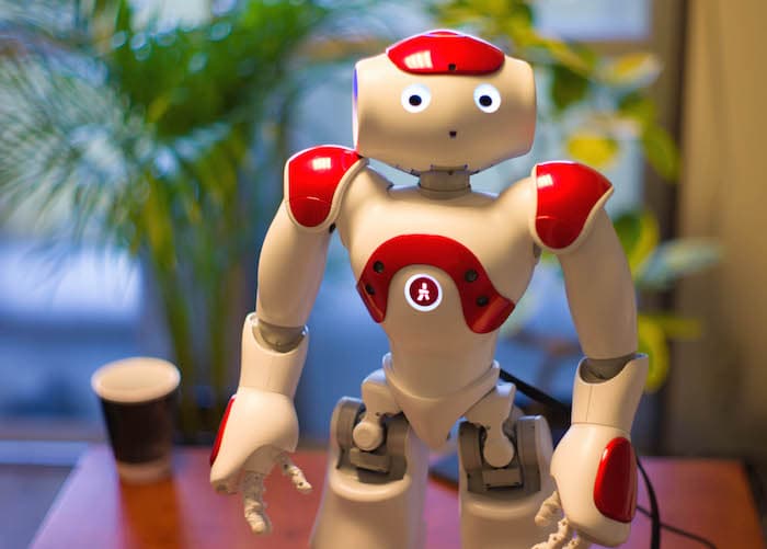 讓學童聽可搭載多達19國語言的小型機器人「NAO」講英語,除了能接觸標準發音外,機器人這個媒介,也可以提高學童的興趣與學習動機,快樂學習。(圖片來源:robot start, inc。https://robotstart.co.jp/robo-nao.html)