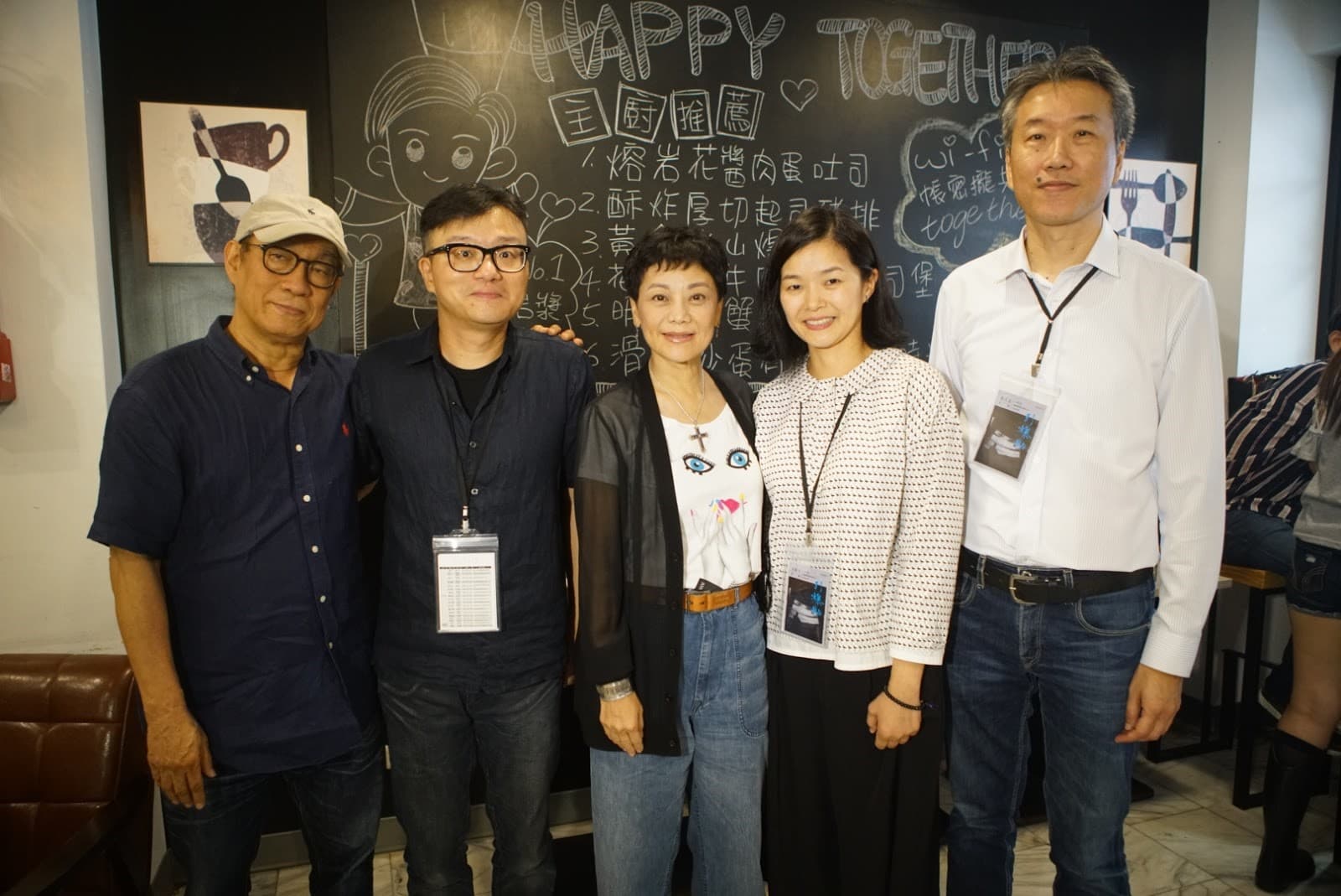 監製馬天宗(右起)與編劇王莉雯、監製張艾嘉、導演莊景燊、監製廖慶松共同合作《引爆點》。 (牽猴子提供)