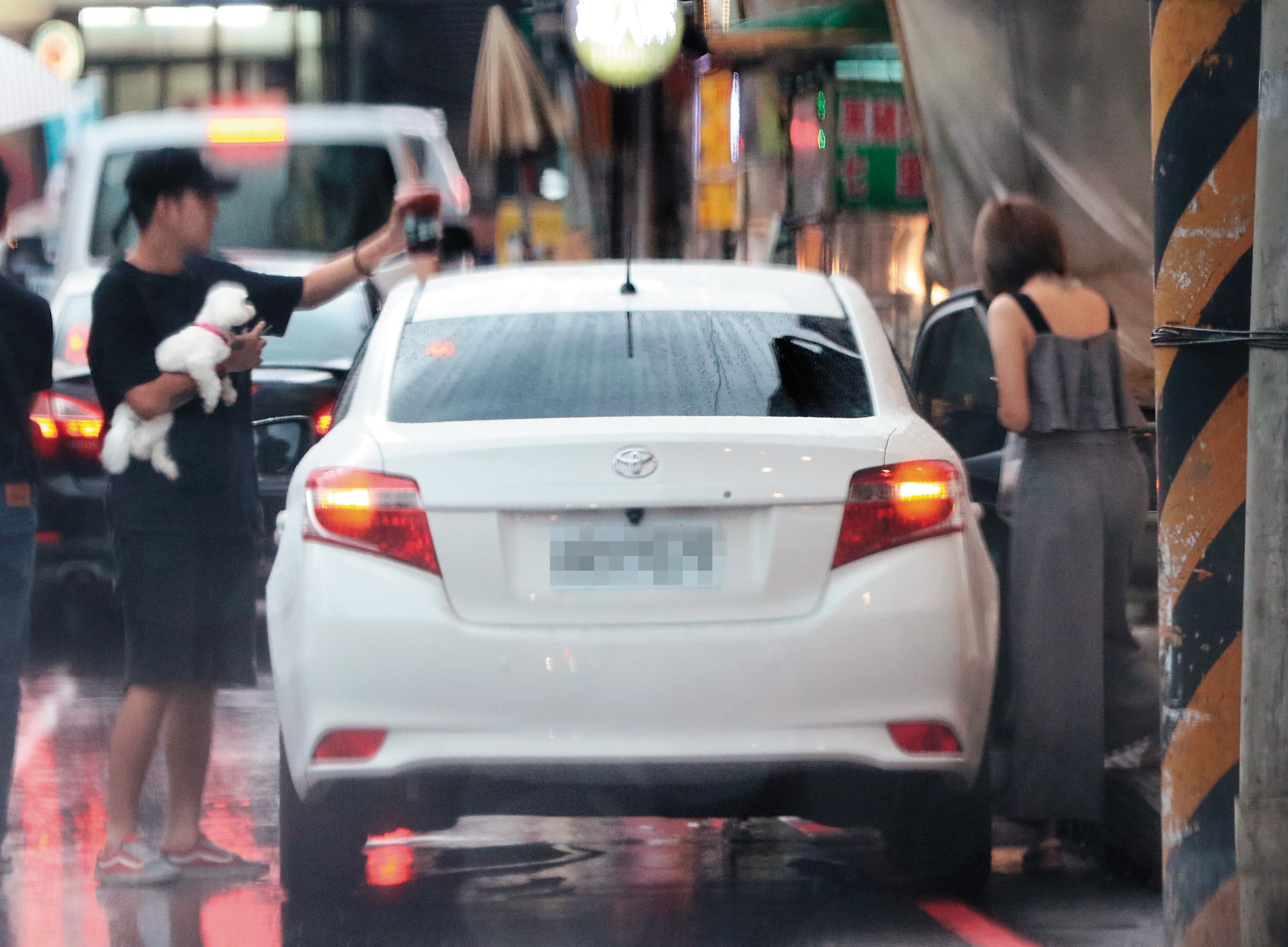 兩人約會到傍晚,嘎嘎抱著狗走出店外,新女友也跟著上了車,再一同返回到同居住處。