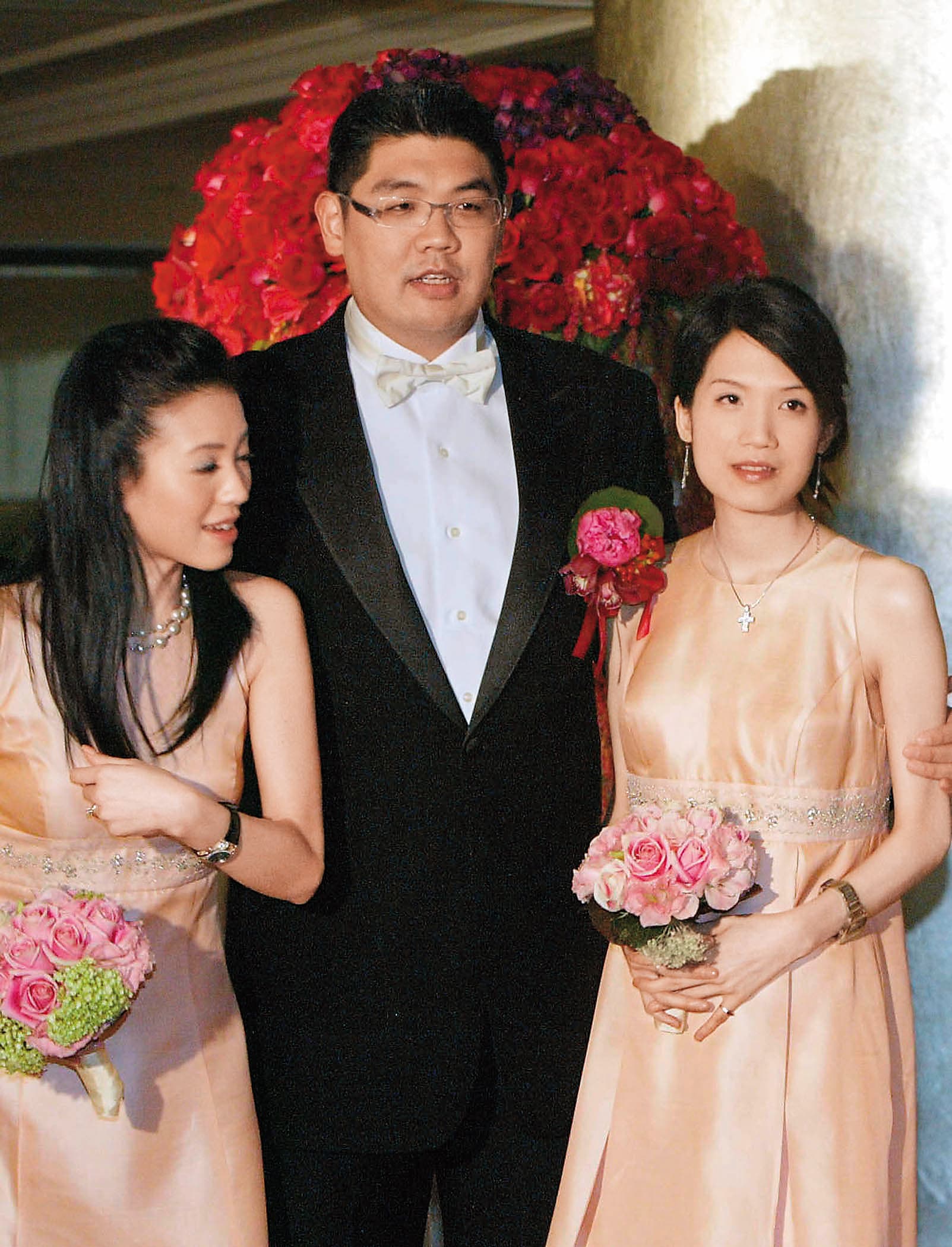 國民黨中央委員連勝文2007年結婚時，找妹妹連詠心（右）擔任伴娘。（中央社）
