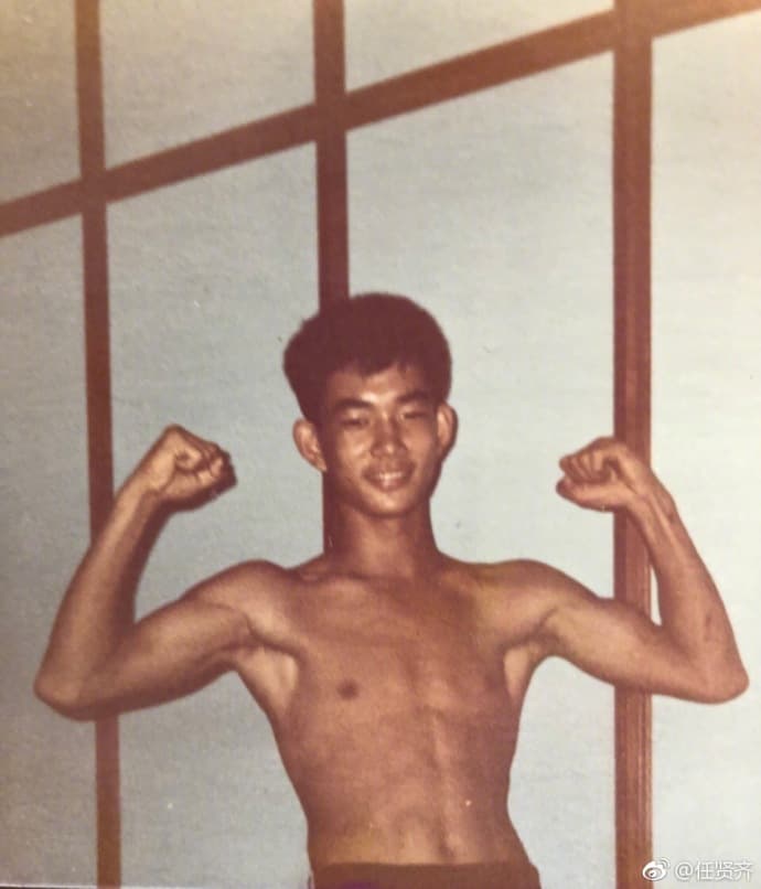 任賢齊po出舊照笑稱,「最近老是被笑是油膩的大叔…哎!只能看看自己小鮮肉時的照片安慰一下…」(翻攝自任賢齊微博)