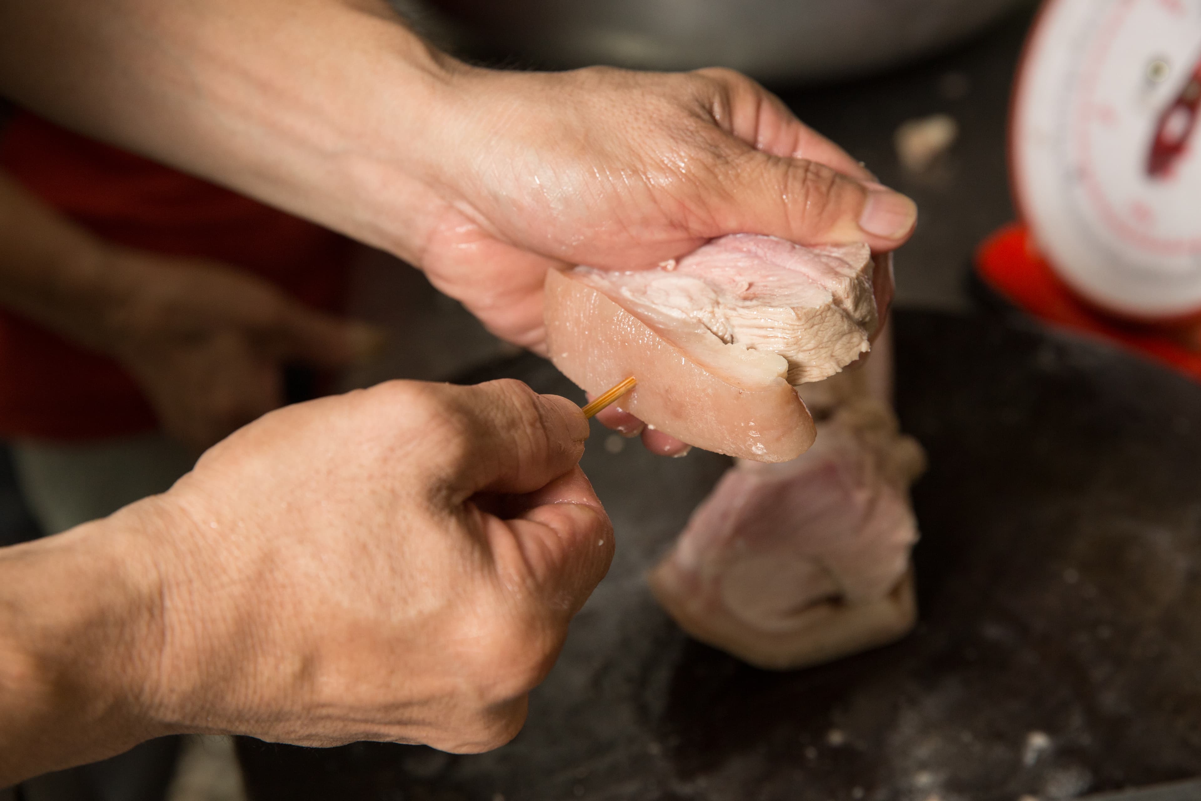 彰化炕肉以腳庫肉為主,分切肉塊後須以竹籤串起,避免散開。