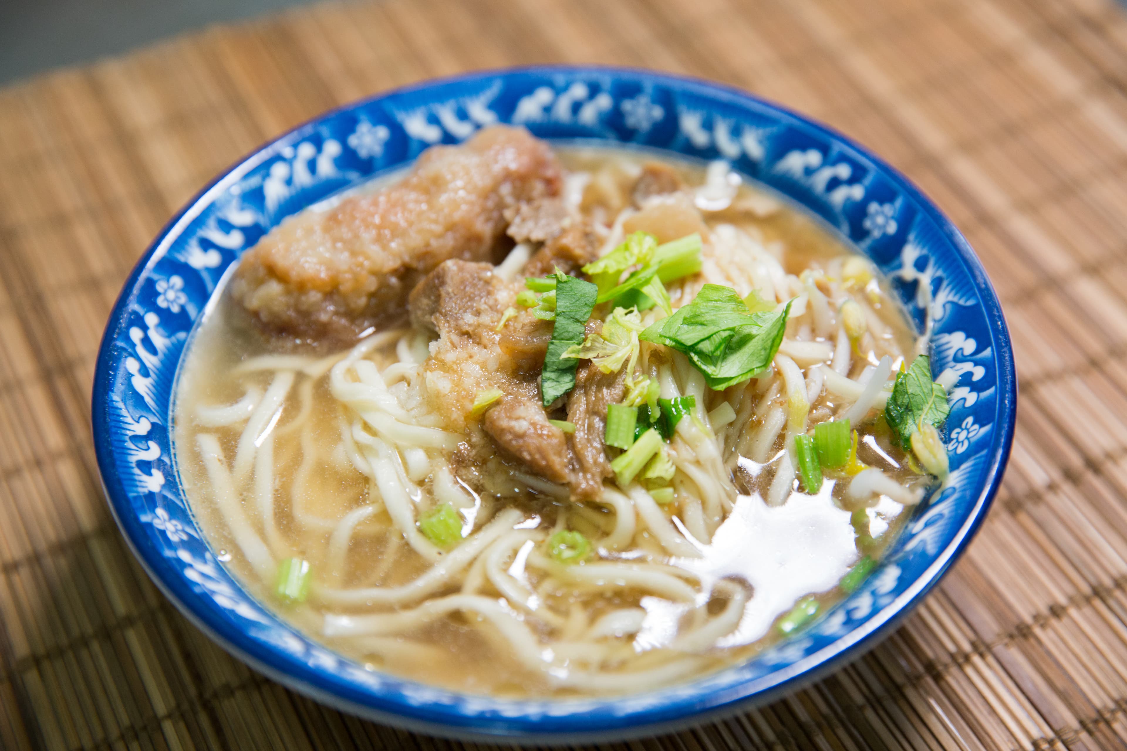 除了炕肉好滋味,附上招牌雞捲的擔仔麵也是人氣商品。(擔仔麵45元/碗)