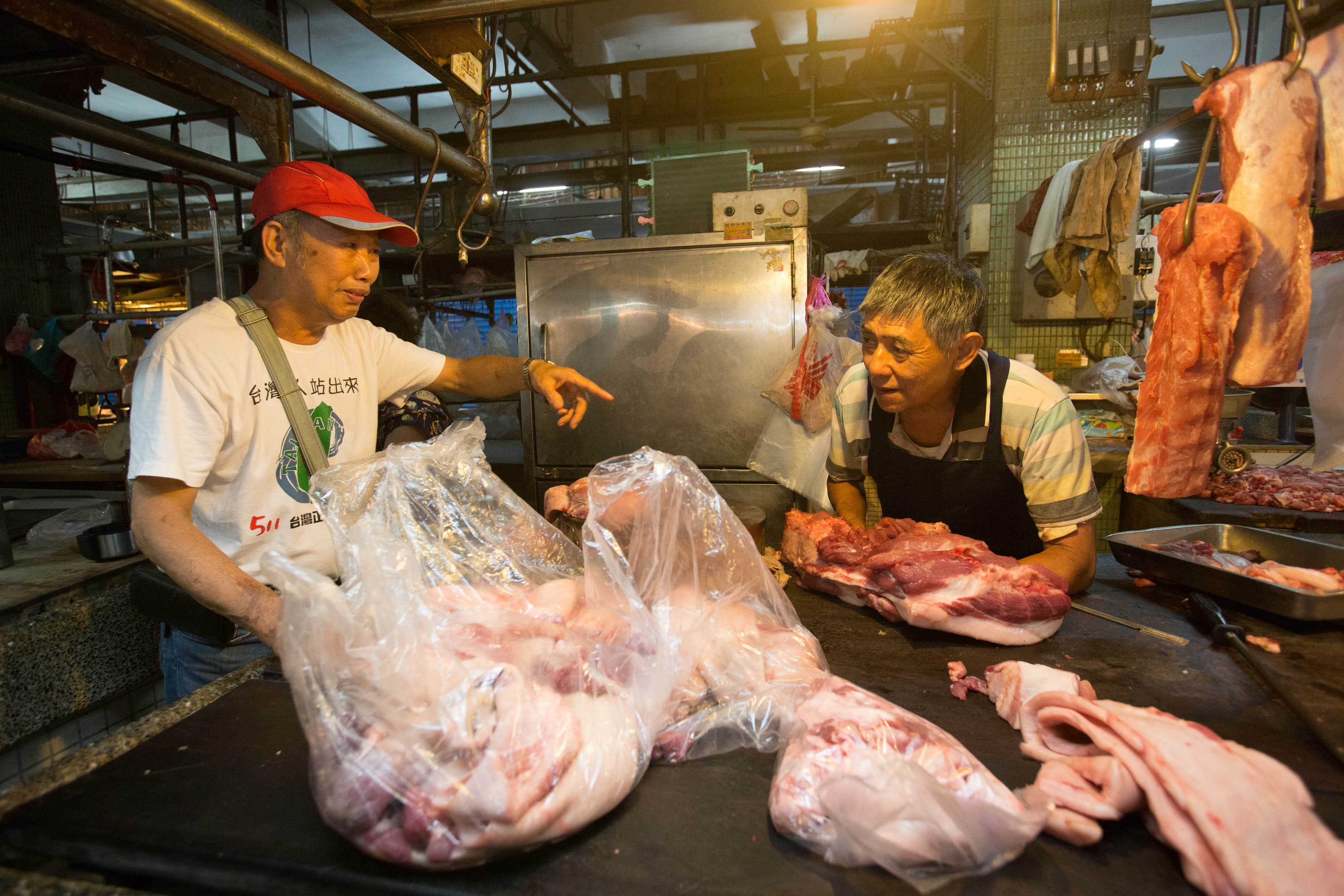 鄧永成每天早上都到彰化市南門市場同一家肉鋪挑肉,50年不變。