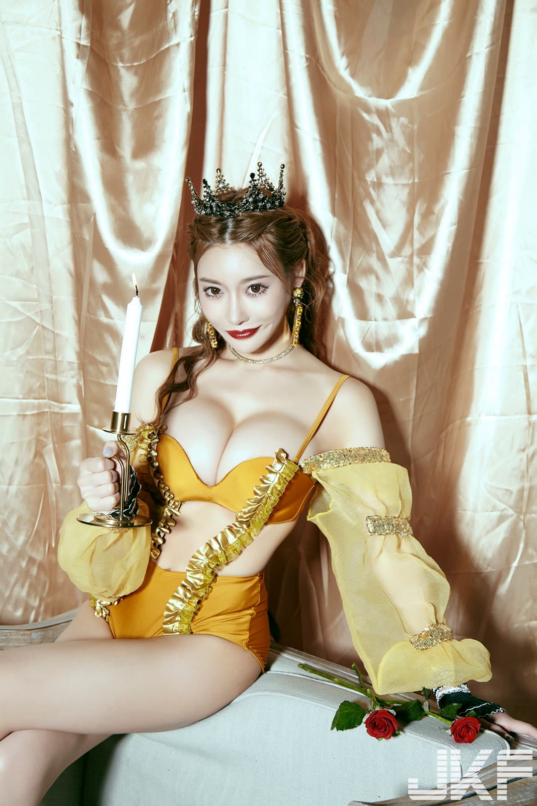 暗黑系貝兒,手持蠟燭尋找她的野獸。明日花綺羅最喜歡這款造型。(JKF提供)