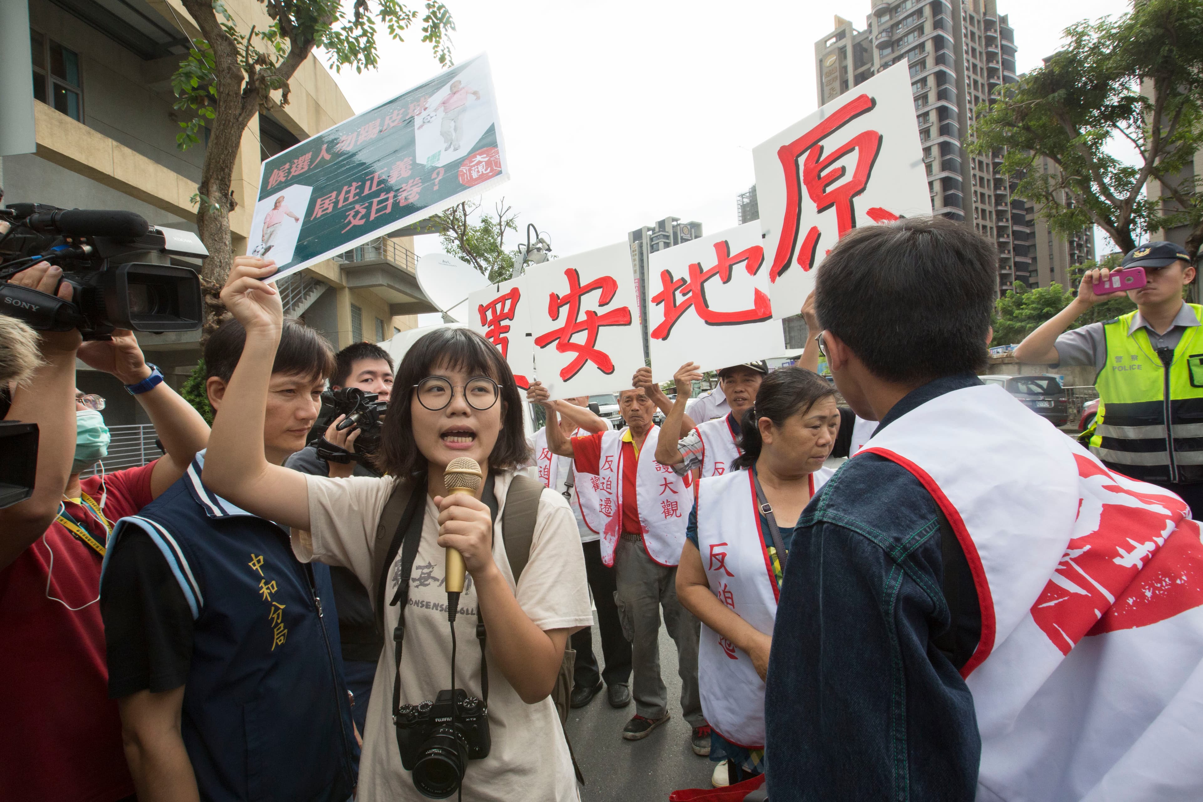 大觀社區自救會在選委會外抗議，被警方團團圍住。