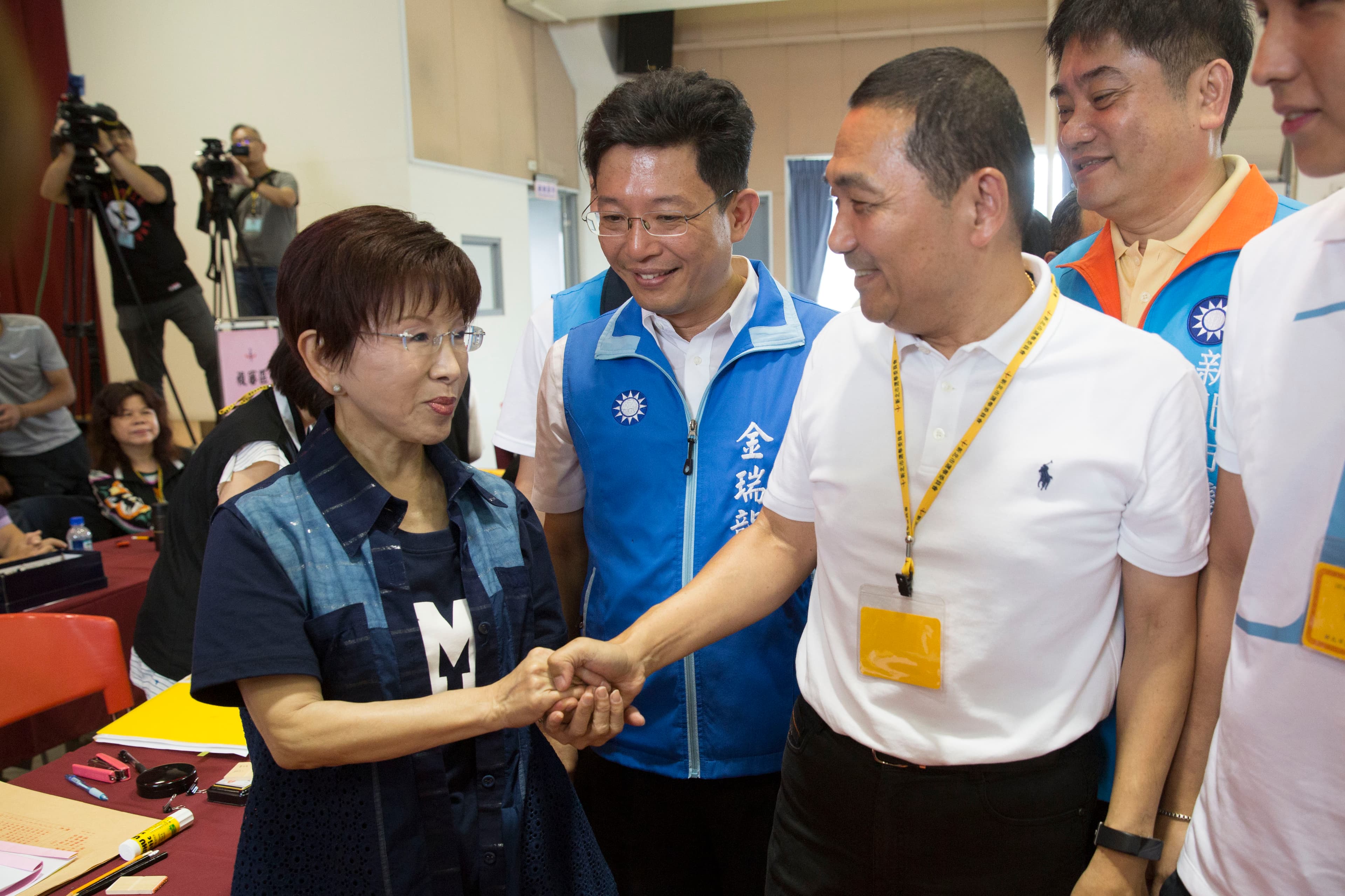侯友宜今到新北市選委會登記參選,巧遇前國民黨主席洪秀柱。
