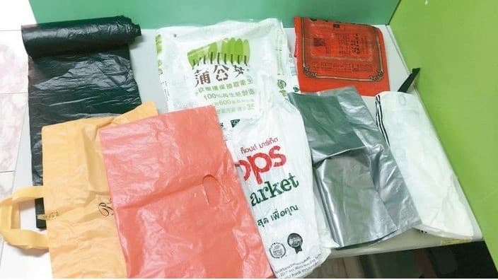 宜蘭縣政府強制規定自9月起民眾須使用透明或半透明垃圾袋。圖為不可使用的不透明塑膠袋。（宜蘭縣環保局提供）