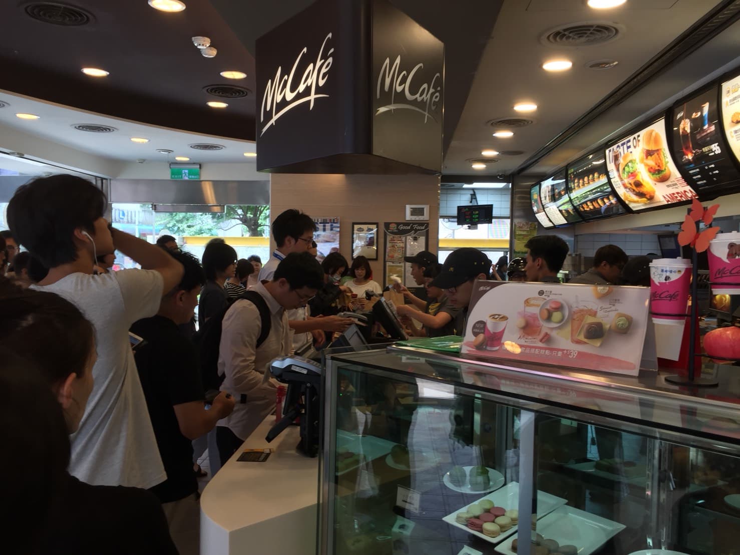 麥當勞推出大麥克買1送1優惠,許多門市已出現長長排隊人龍。
