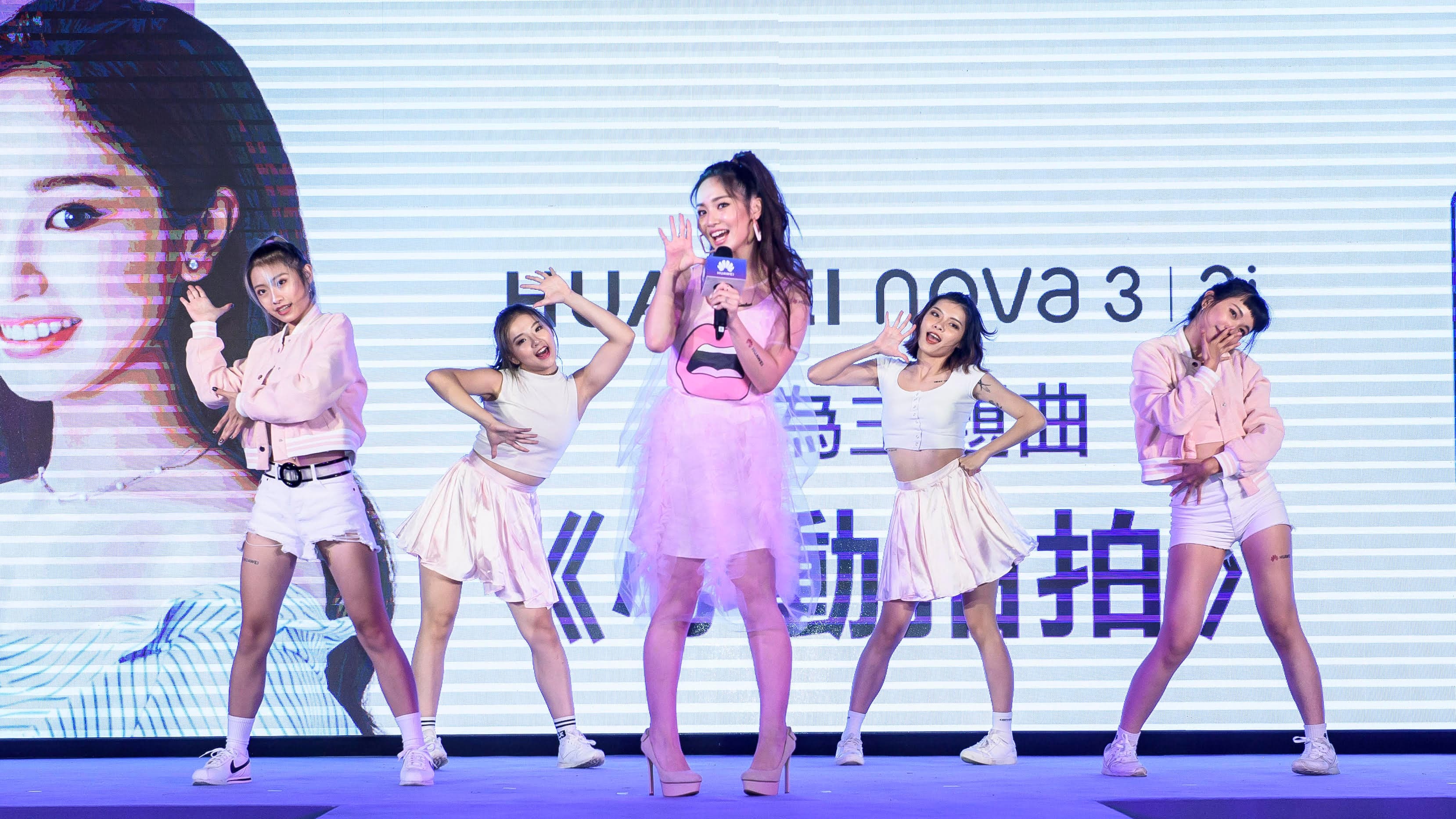 人氣攀升的陳芳語演唱手機主題曲,配上可愛手勢青春無敵。(華為提供)