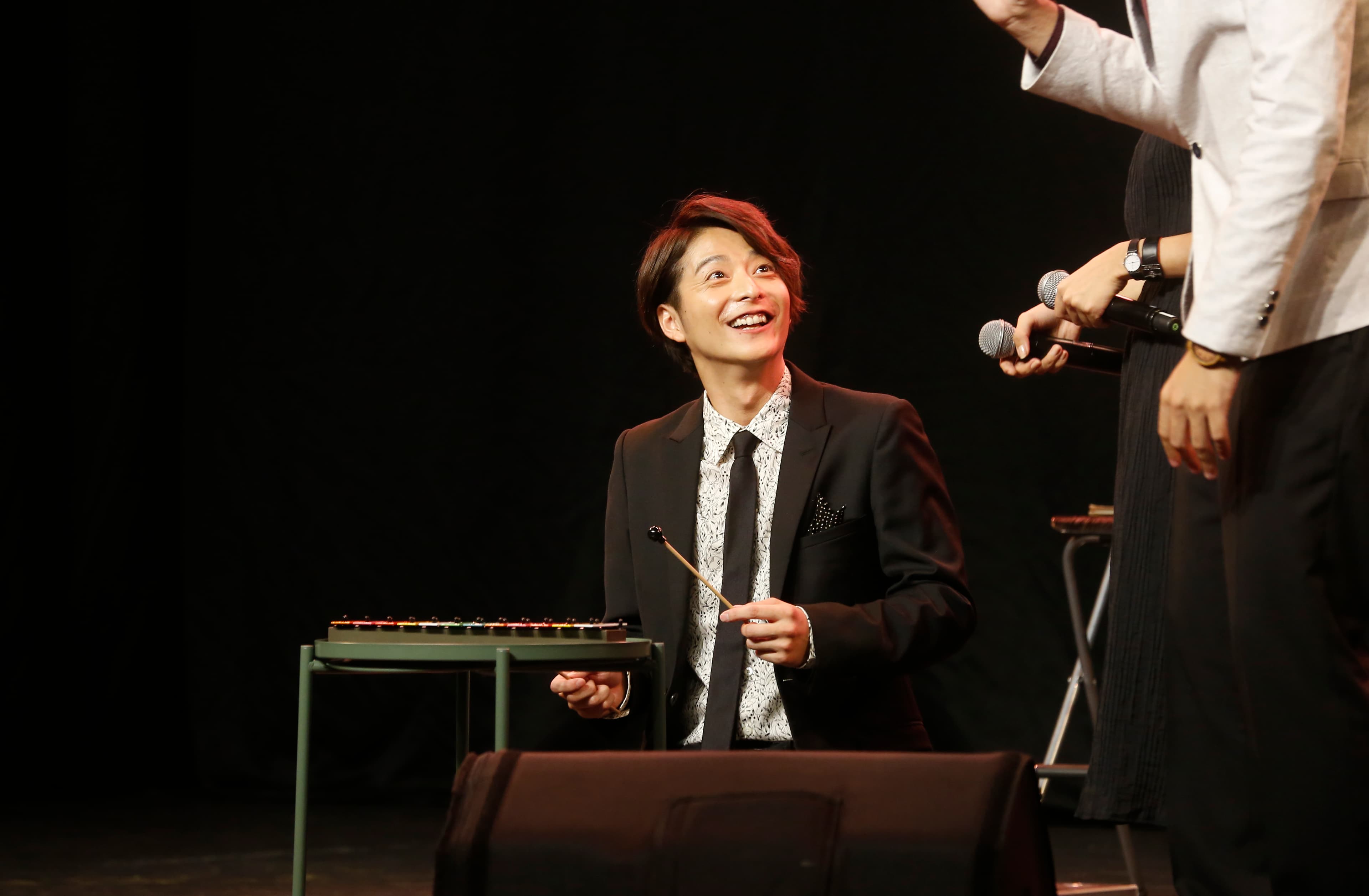 小池徹平在9月份台北見面會上以鐵琴敲出歌曲,一邊喊「好難!」卻彈得很不錯,贏得掌聲。
