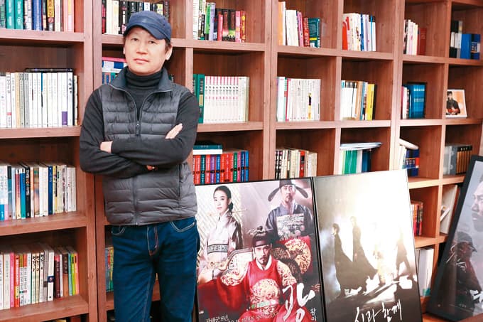元東淵憑藉《雙面君王》《與神同行》系列電影,擁有「忠武路唯一千萬監製」的封號。(Realize Pictures提供)