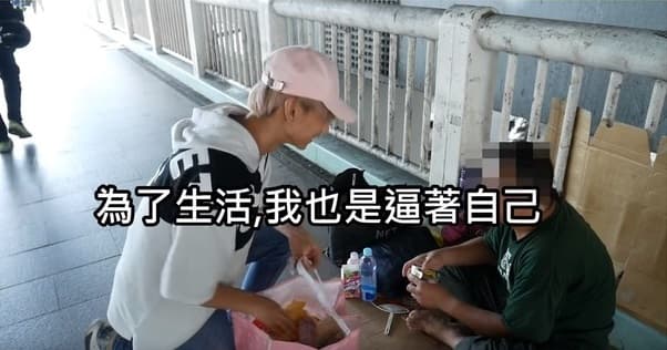 小玉到超商購買3萬多元的物品分送給街友。（翻攝自小玉Youtube）