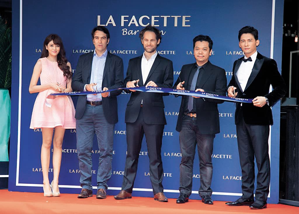 溫昇豪（右一）2016年首度跨足紅酒餐飲，開始參與投資餐酒館「La Facette酒窩」。（伊林提供）