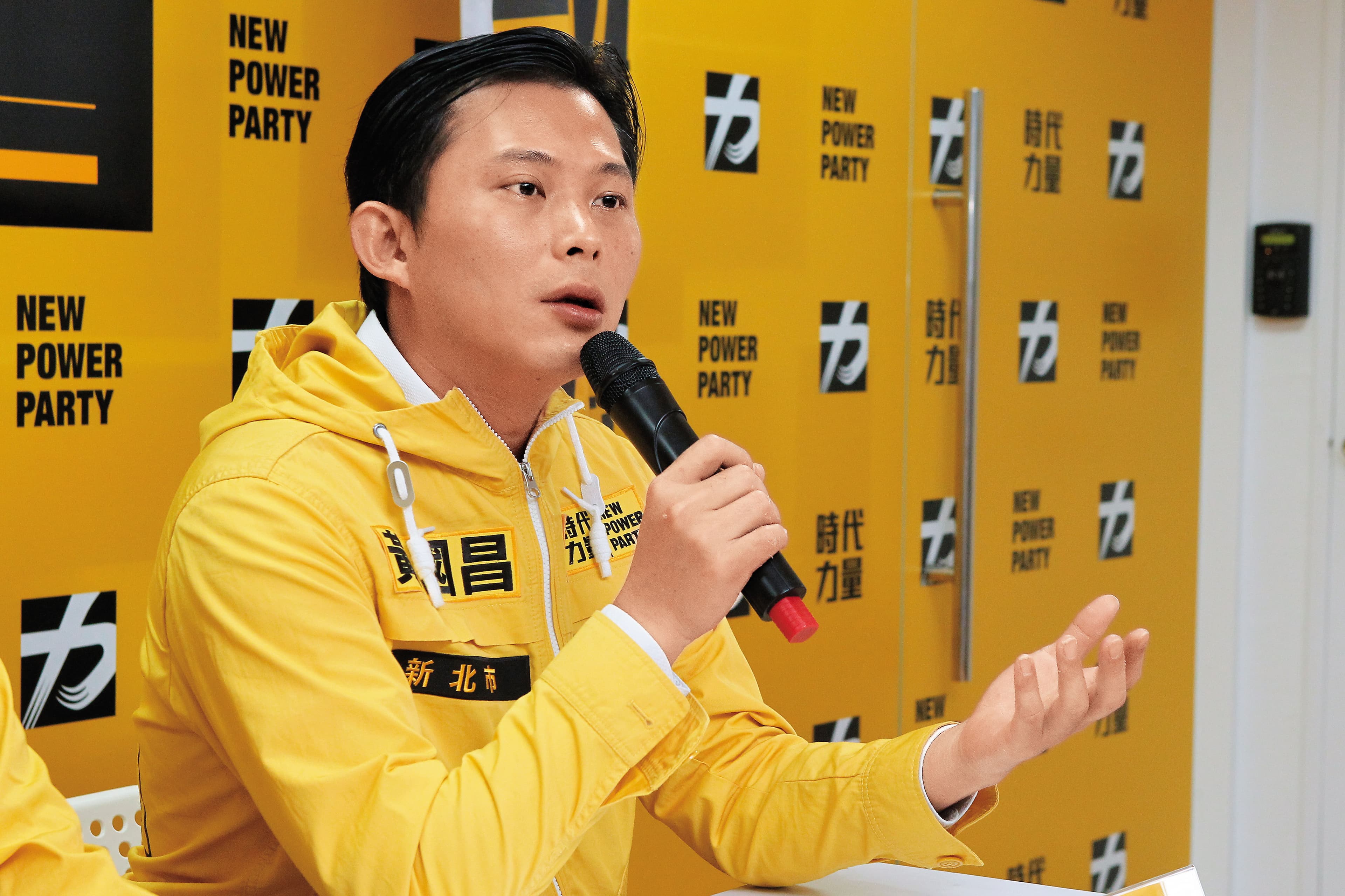 時代力量黨主席黃國昌2年前以新人之姿擊敗政壇老將李慶華,近來還頻頻扮演母雞角色,帶領新人角逐議員開創新局。