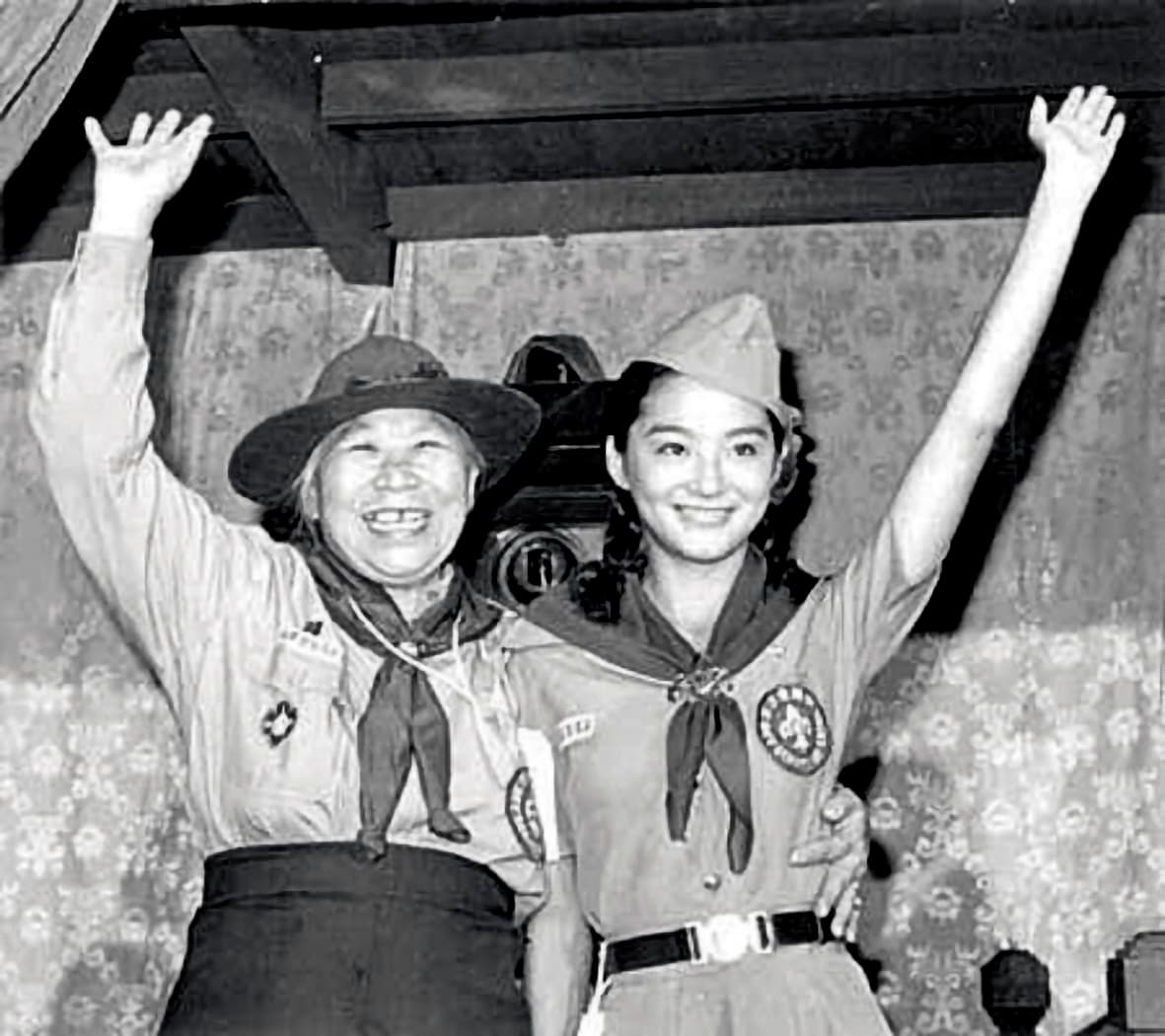 林青霞（右）42年前在電影《八百壯士》中飾演冒死送國旗的女童軍楊惠敏，開鏡時楊惠敏（左）本尊也來與林青霞相見歡。（翻攝自網路）