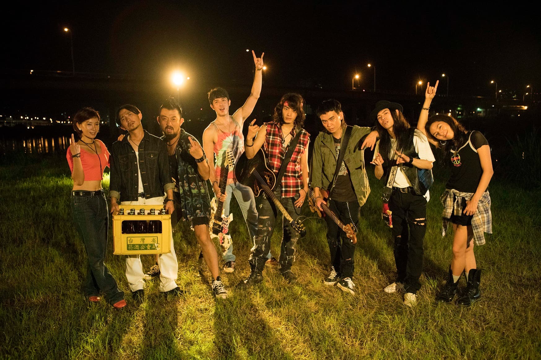 電影《搖滾樂殺人事件》4日曝光片尾曲〈魔神仔的世界〉MV，讓片中演員全部參與歌唱。（星泰提供）